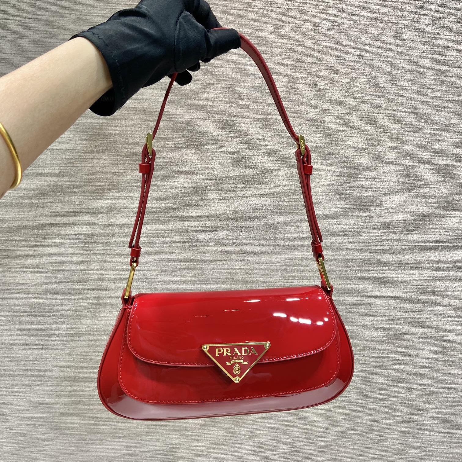 高仿Prada*1BD355徽標漆皮單肩包櫻桃紅純原版本