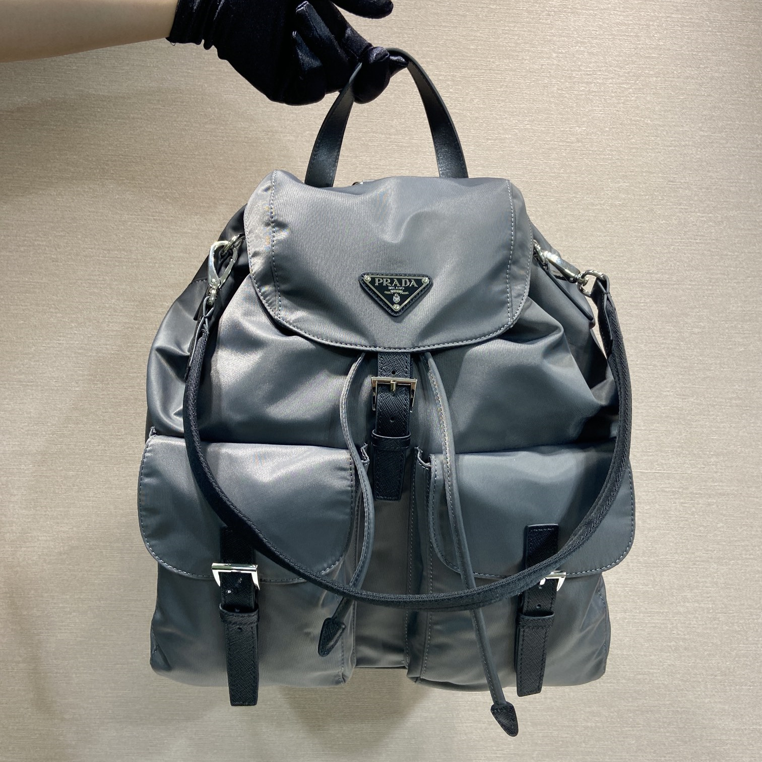 高仿Prada*Re-Nylon系列2VZ110尼龍雙肩背囊男女同款灰色純原版本