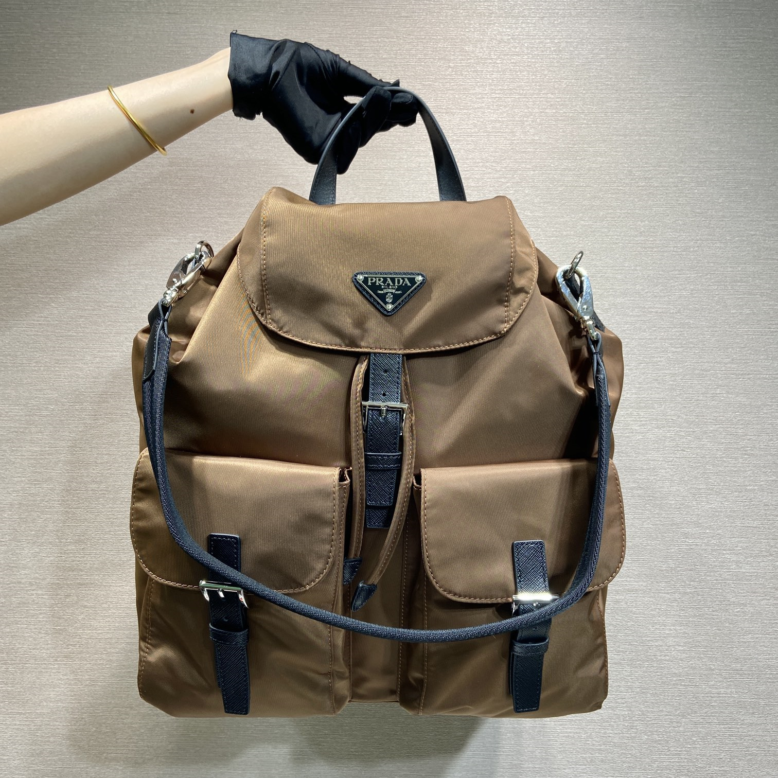 高仿Prada*Re-Nylon系列2VZ110尼龍雙肩背囊男女同款棕色純原版本