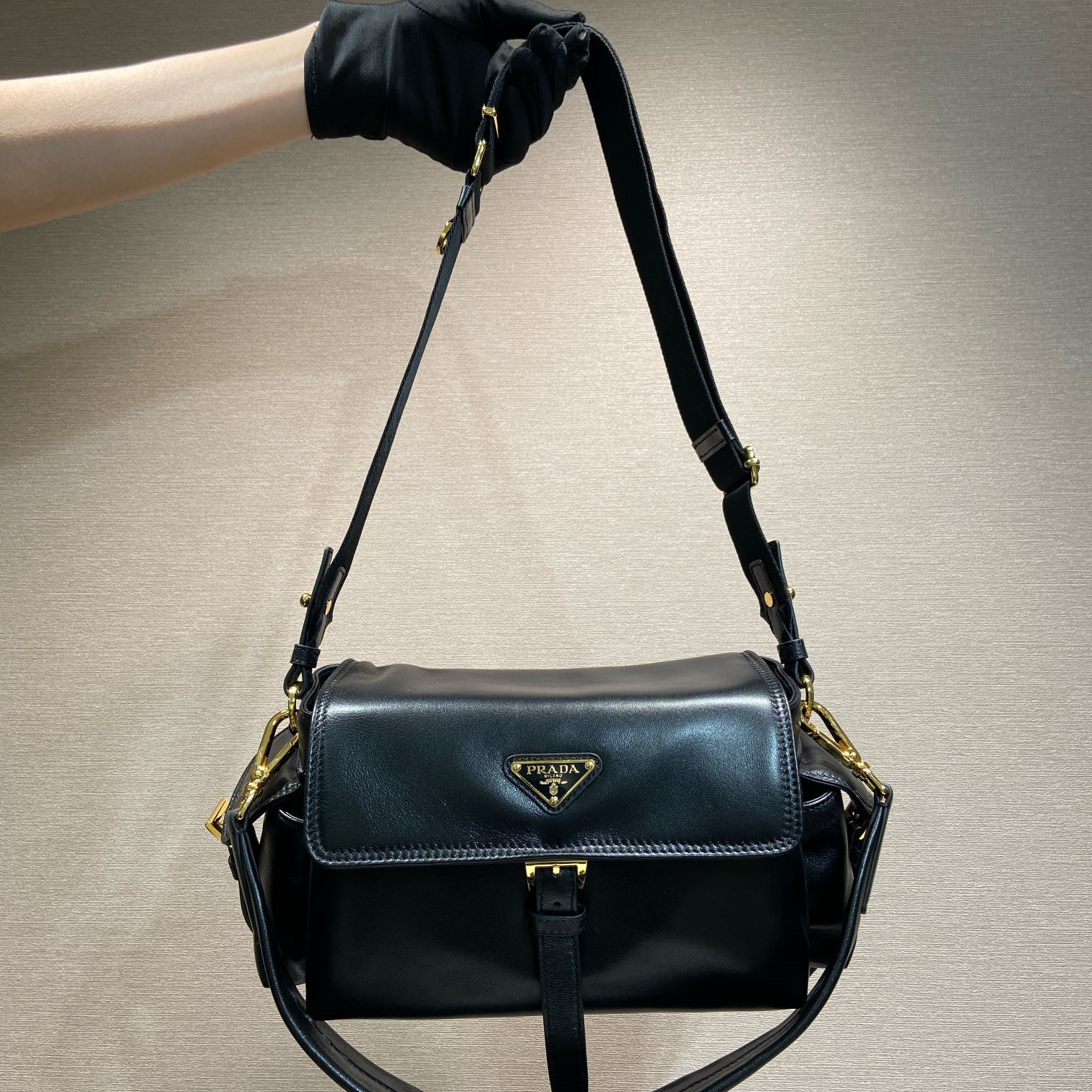 高仿Prada*Explore系列1BD394羊皮單肩包黑色中號純原版本