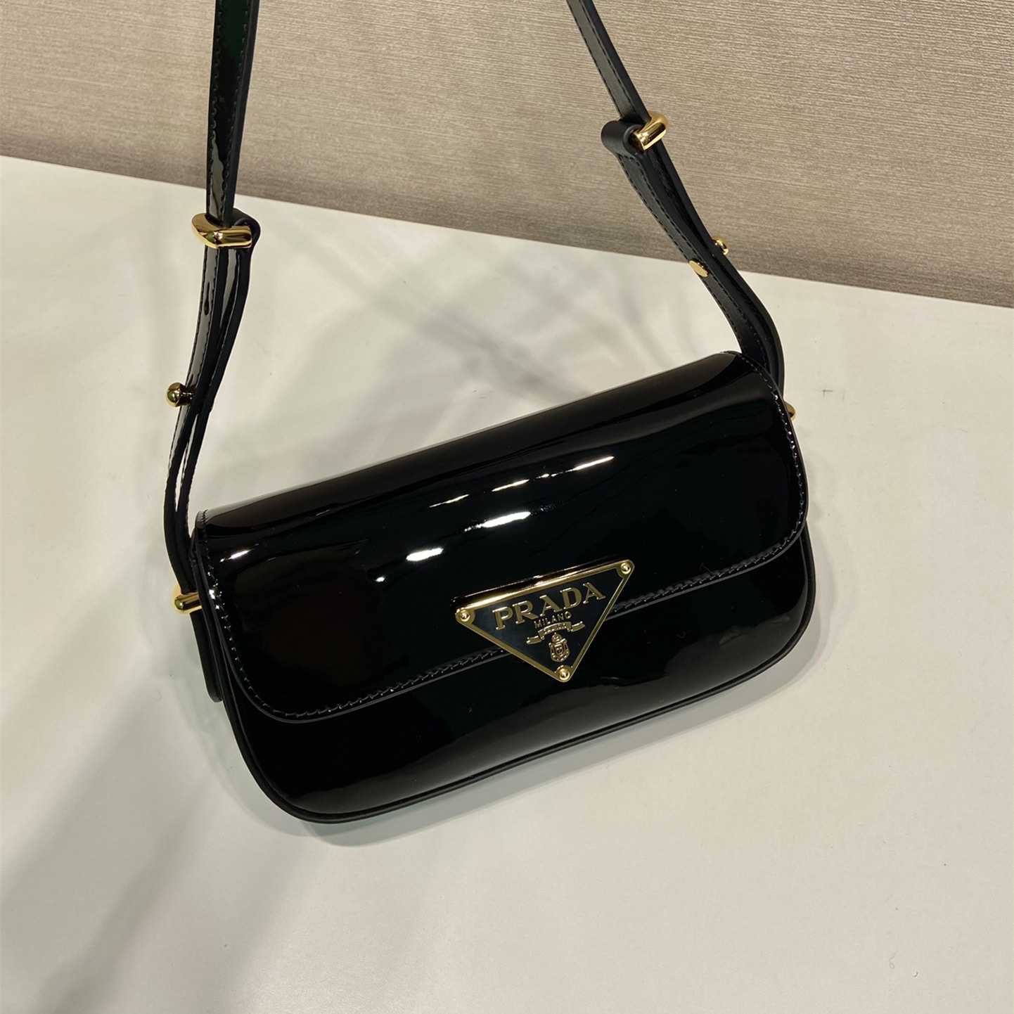 高仿Prada*1BD339徽標漆皮斜挎包黑色純原版本