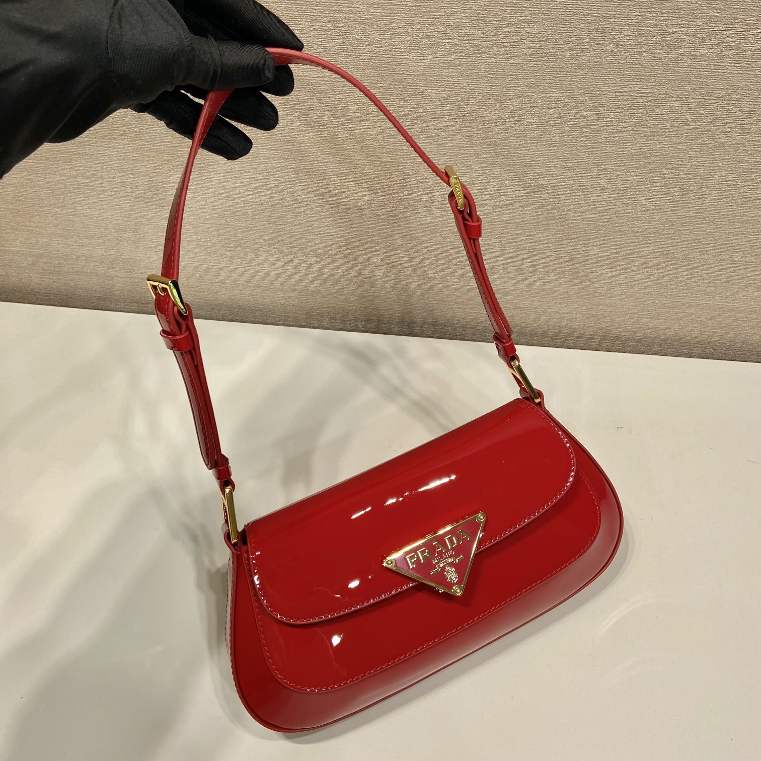 高仿Prada*1BD355徽標漆皮單肩包櫻桃紅純原版本