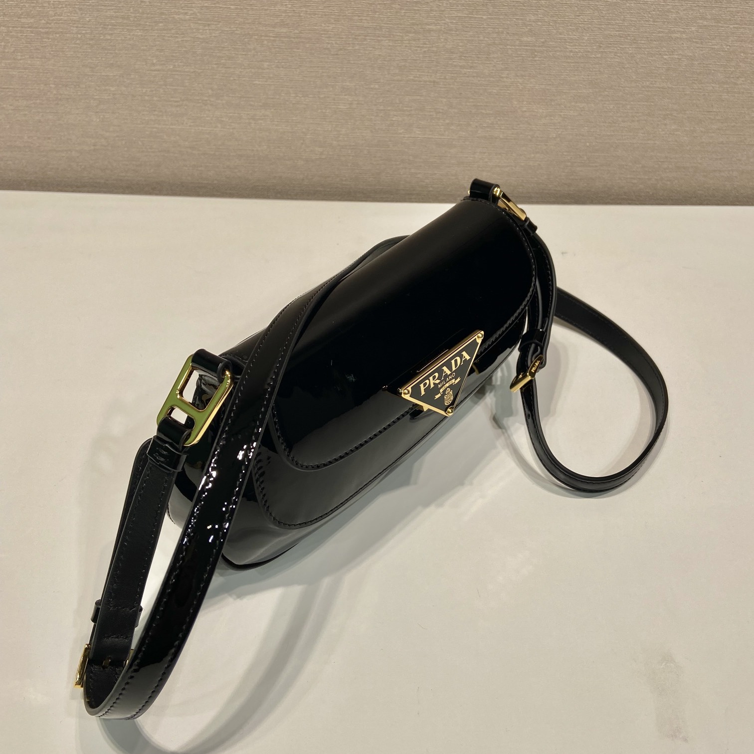 高仿Prada*1BD355徽標漆皮單肩包黑色純原版本