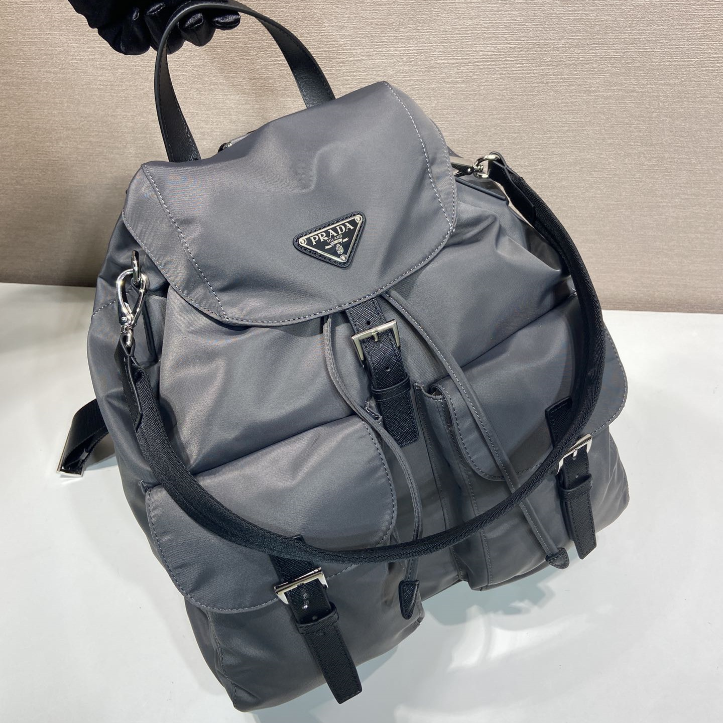 高仿Prada*Re-Nylon系列2VZ110尼龍雙肩背囊男女同款灰色純原版本