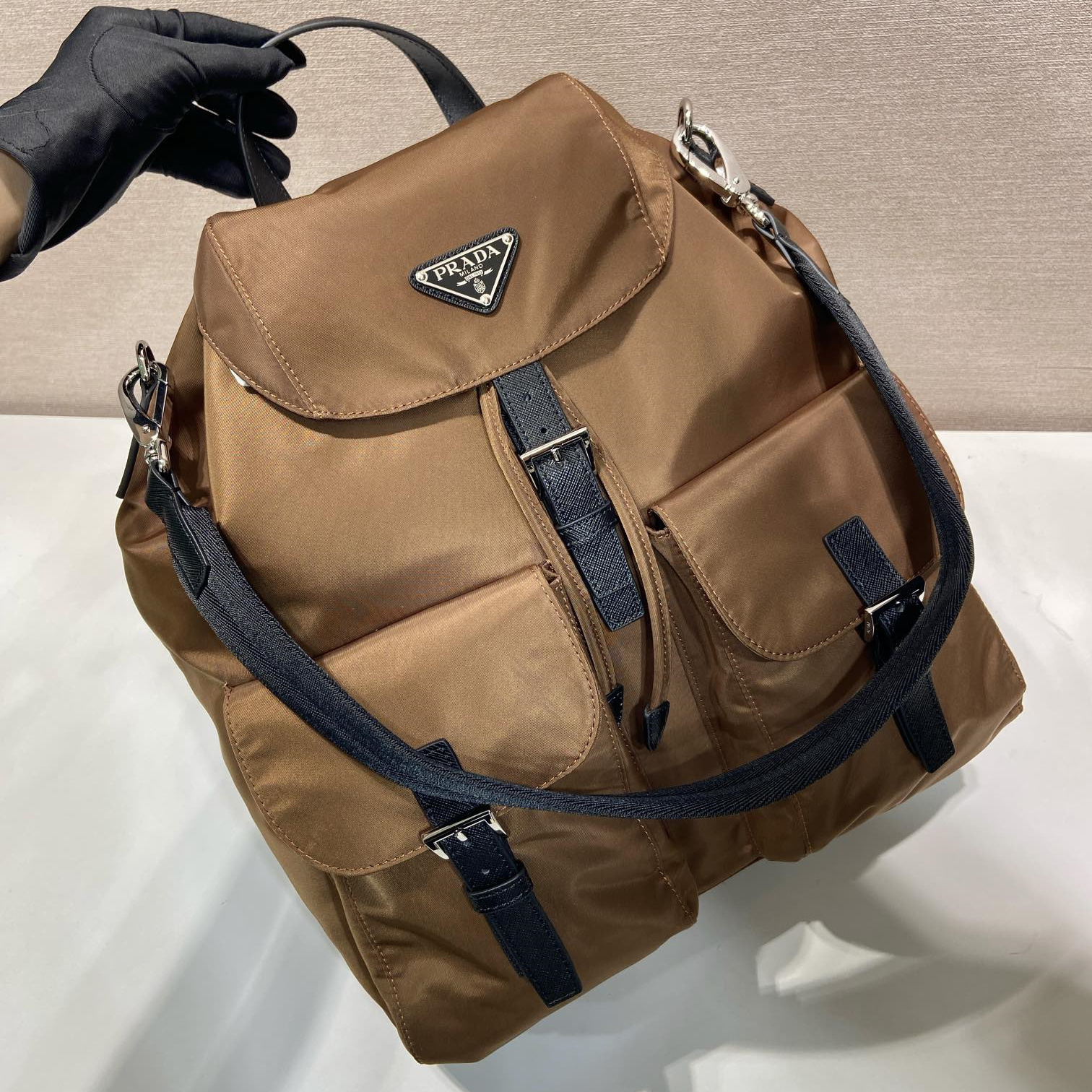 高仿Prada*Re-Nylon系列2VZ110尼龍雙肩背囊男女同款棕色純原版本
