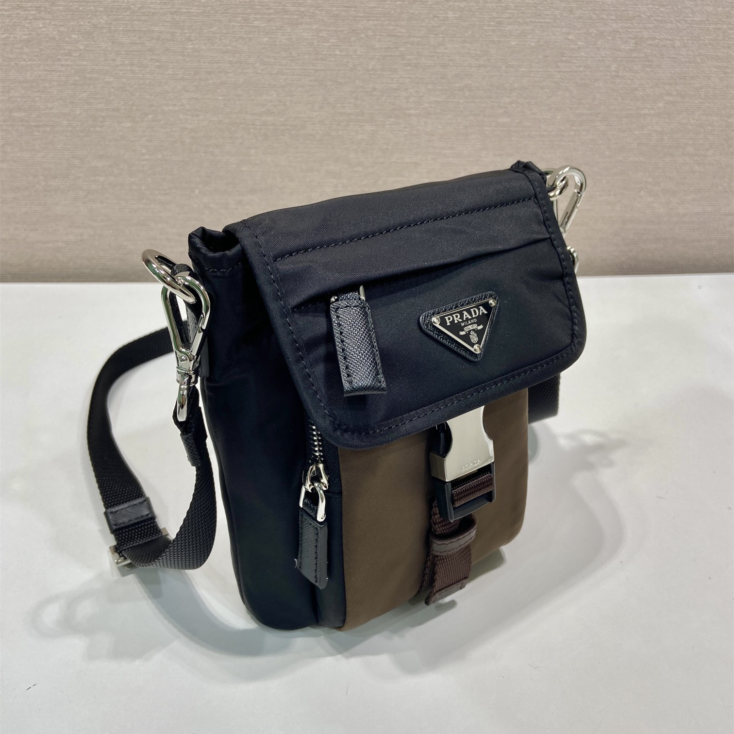 高仿Prada*Re-Nylon系列2ZT086尼龍手機包黑褐色純原版本