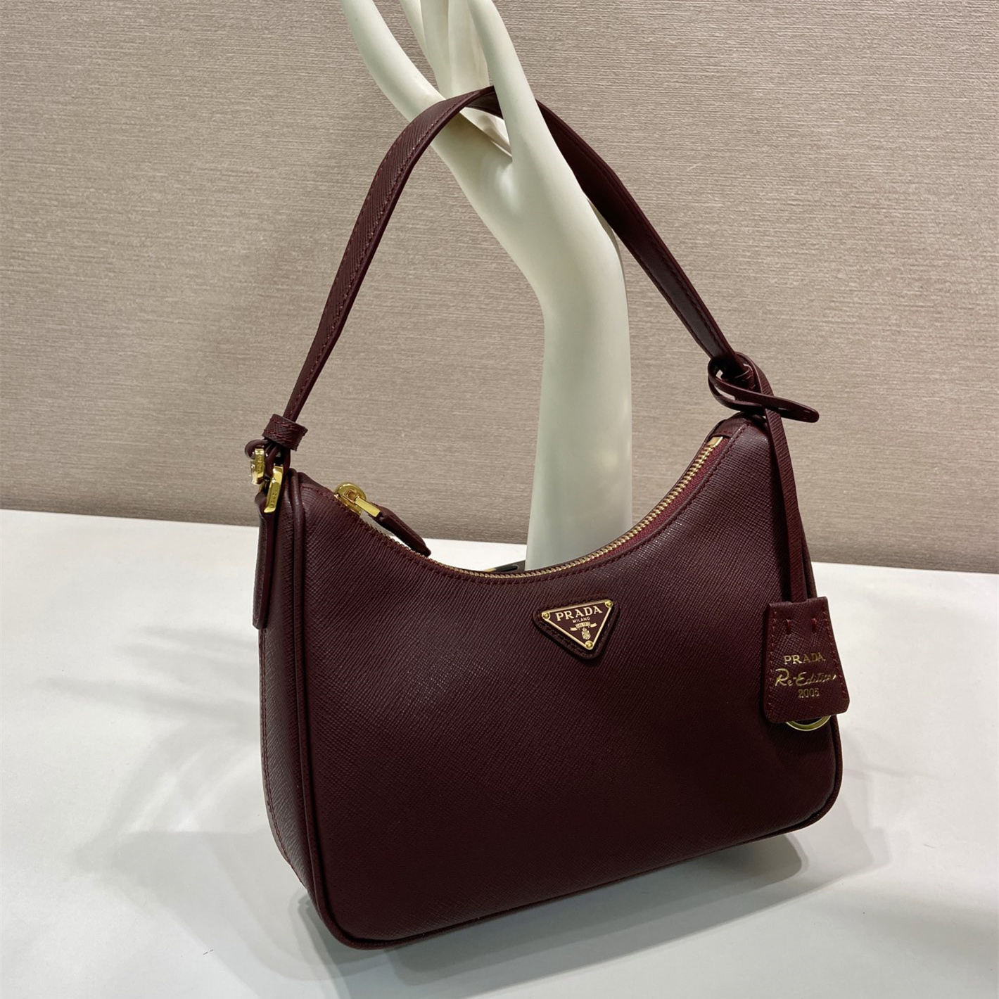 高仿Prada*Re-Edition2005系列1N204W牛皮腋下包酒紅色mini純原版本