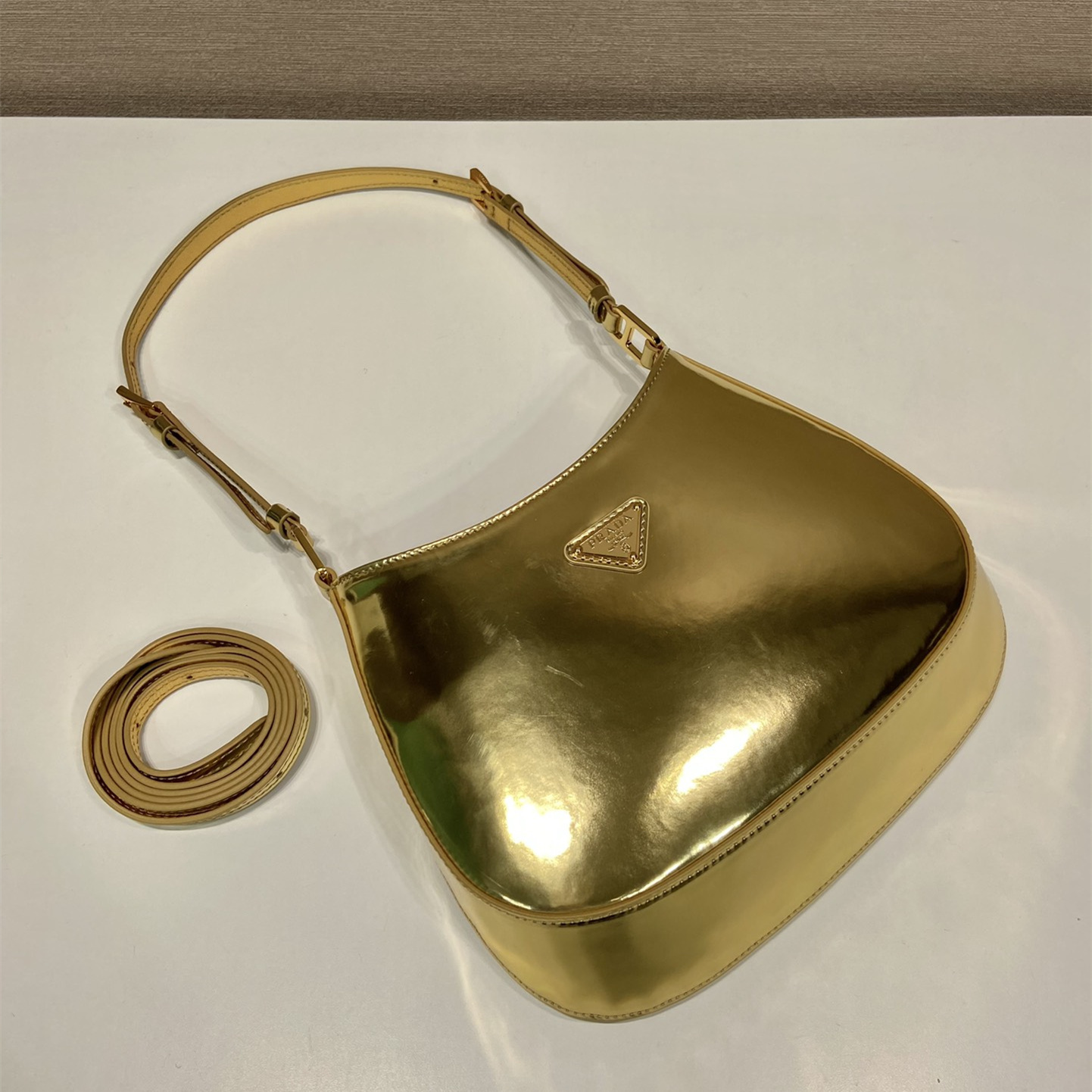 高仿Prada*Cleo系列1BC169亮面牛皮Hobo手提包鉑金色純原版本