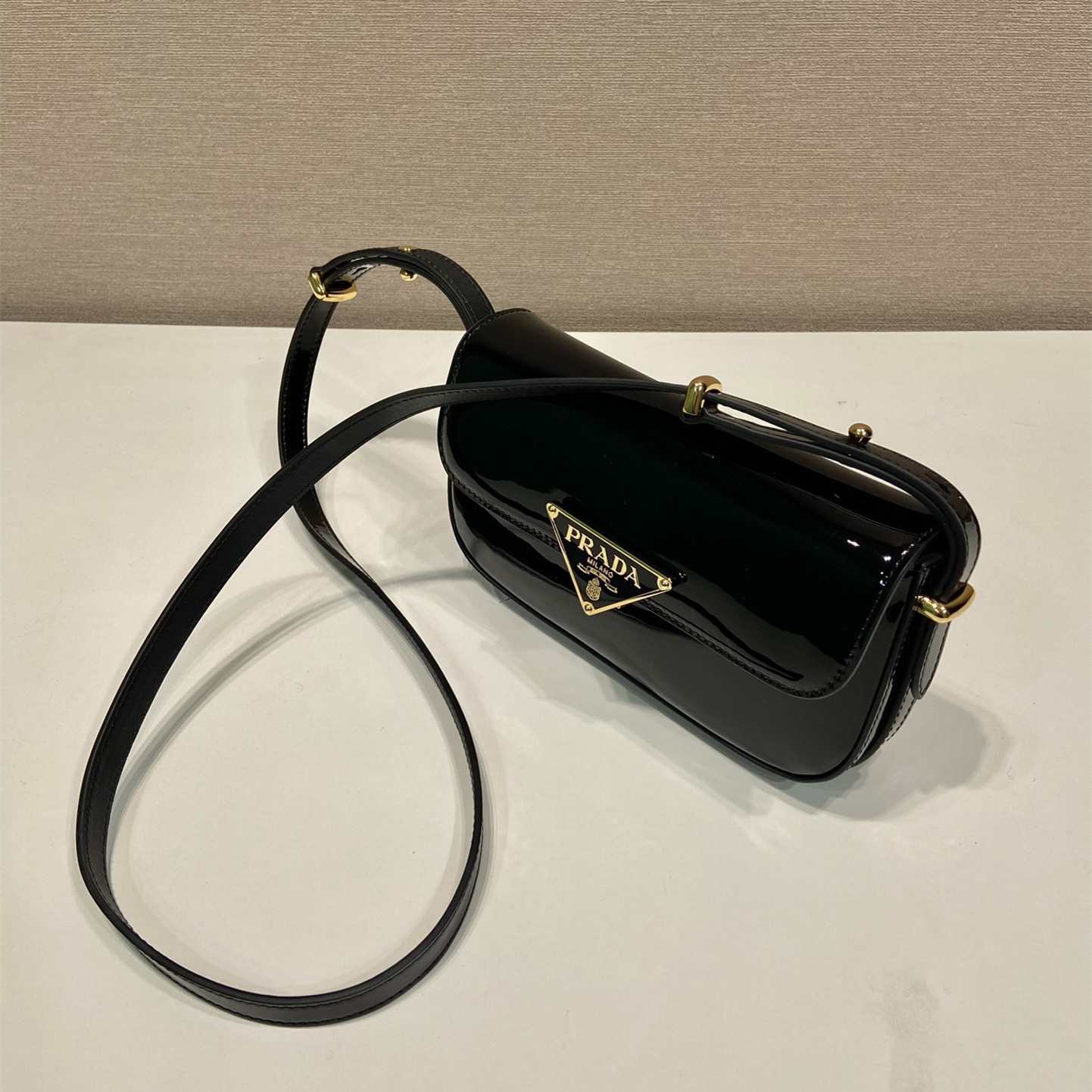 高仿Prada*1BD339徽標漆皮斜挎包黑色純原版本