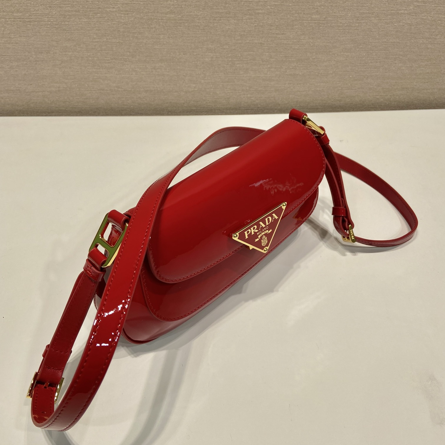 高仿Prada*1BD355徽標漆皮單肩包櫻桃紅純原版本