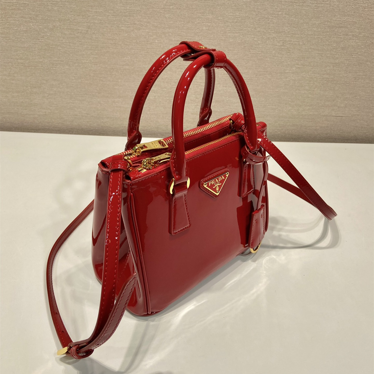 高仿Prada*Galleria系列1BA906漆皮單肩手提包櫻桃紅mini純原版本