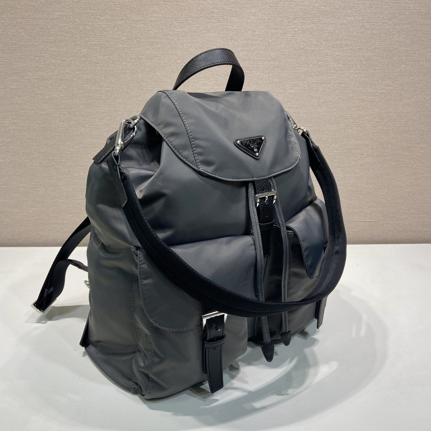 高仿Prada*Re-Nylon系列2VZ110尼龍雙肩背囊男女同款灰色純原版本