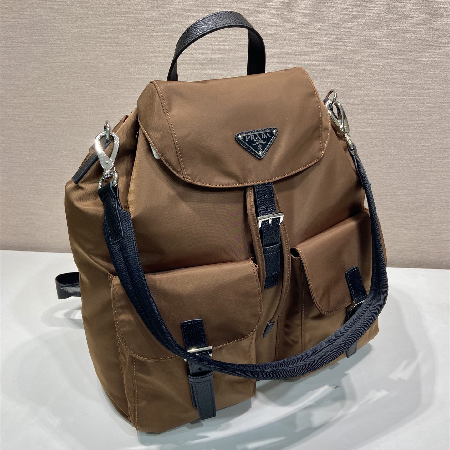 高仿Prada*Re-Nylon系列2VZ110尼龍雙肩背囊男女同款棕色純原版本