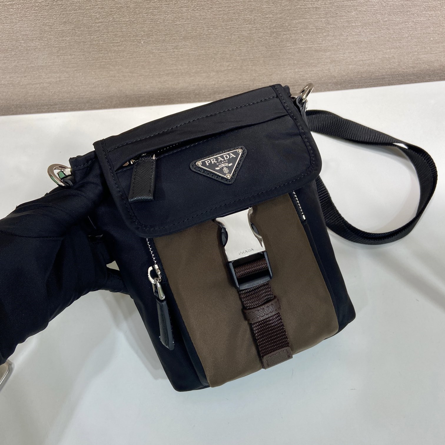 高仿Prada*Re-Nylon系列2ZT086尼龍手機包黑褐色純原版本
