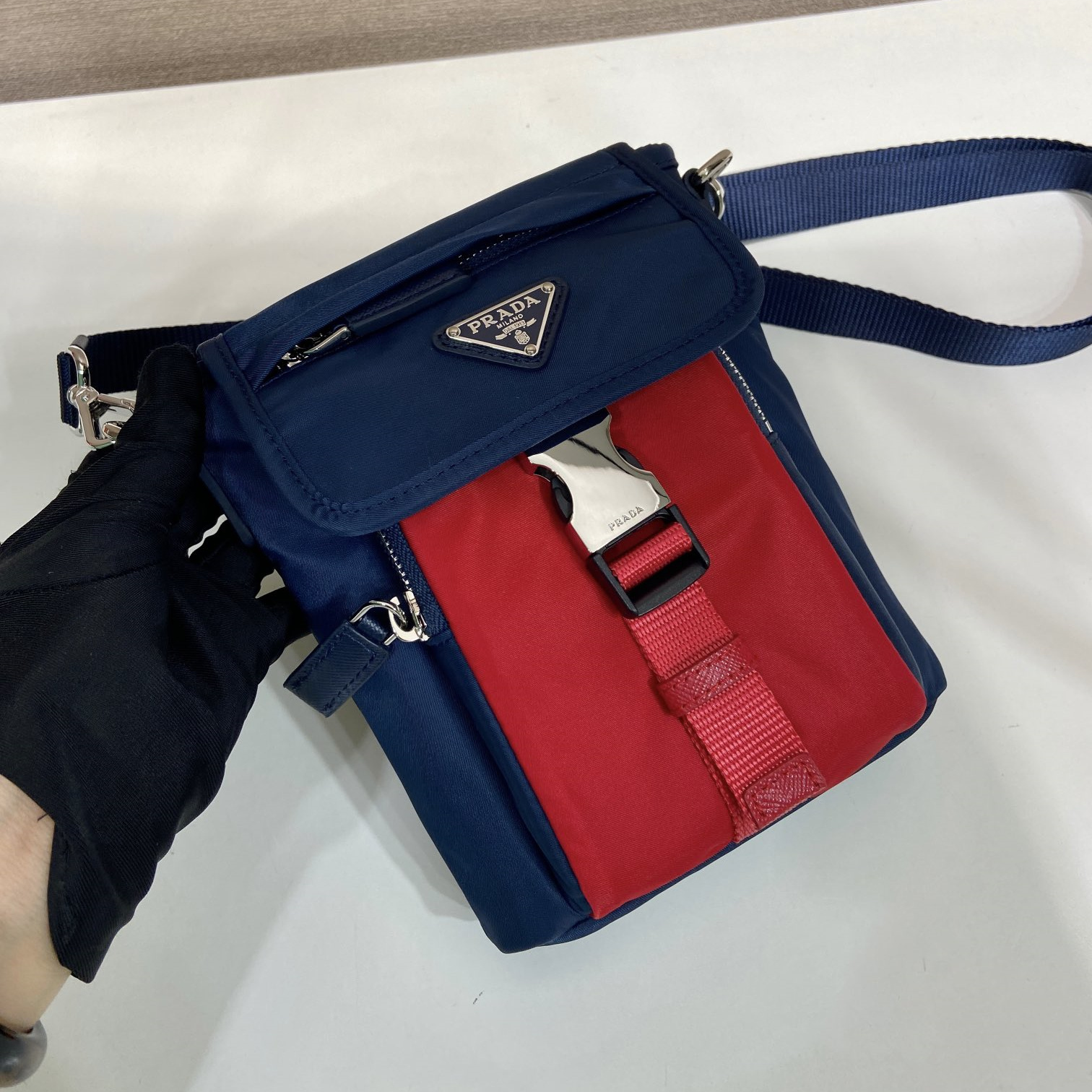 高仿Prada*Re-Nylon系列2ZT086尼龍手機包黑紅色純原版本