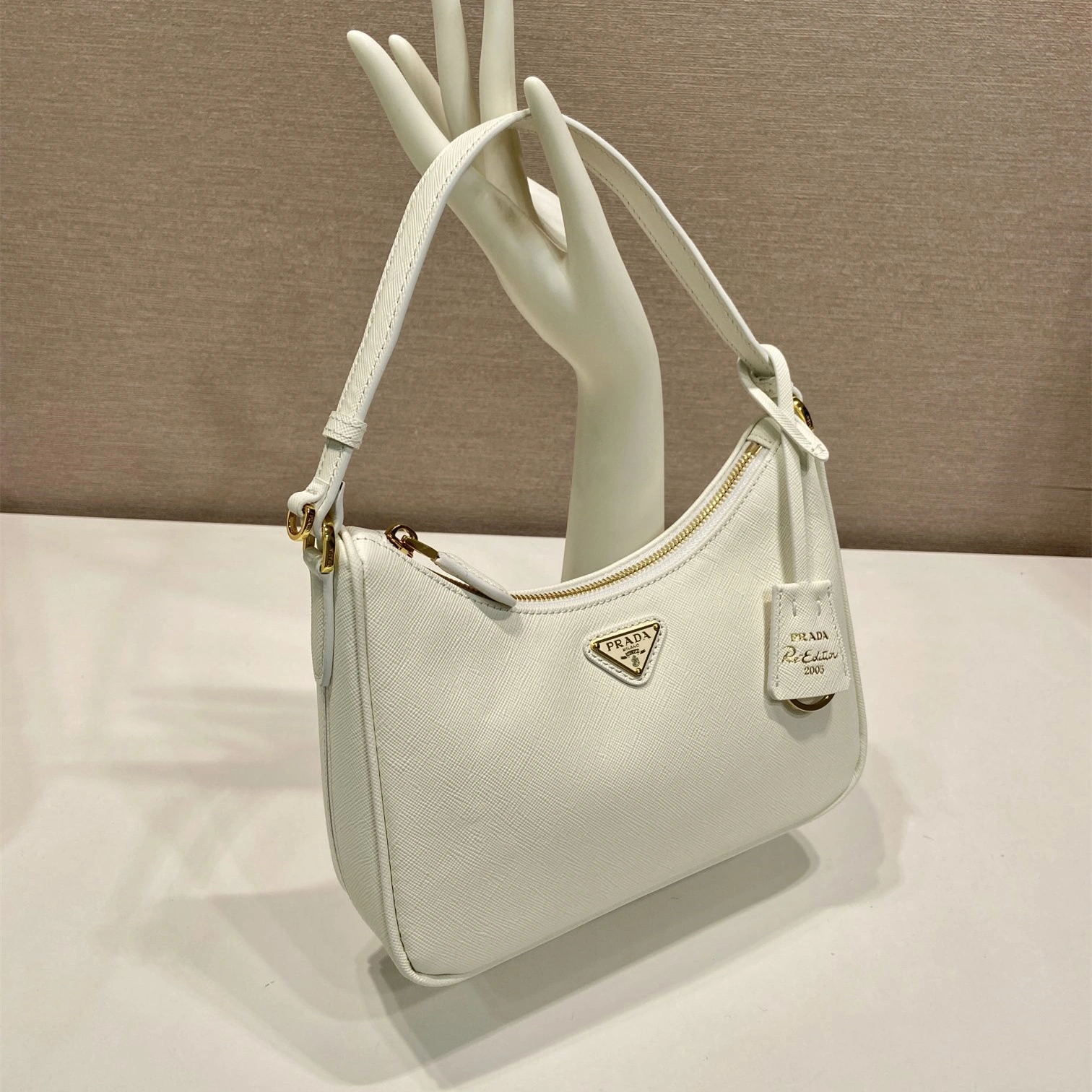 Prada Re-Edition 2005 1N204W：側面厚度與底部