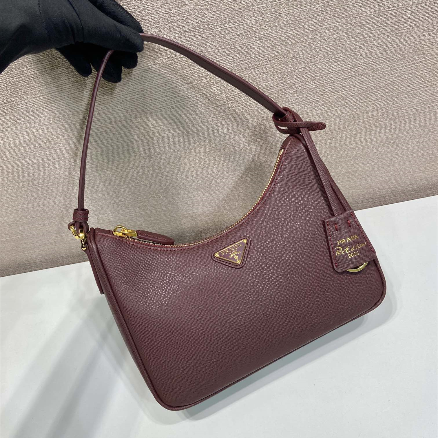 高仿Prada*Re-Edition2005系列1N204W牛皮腋下包酒紅色mini純原版本