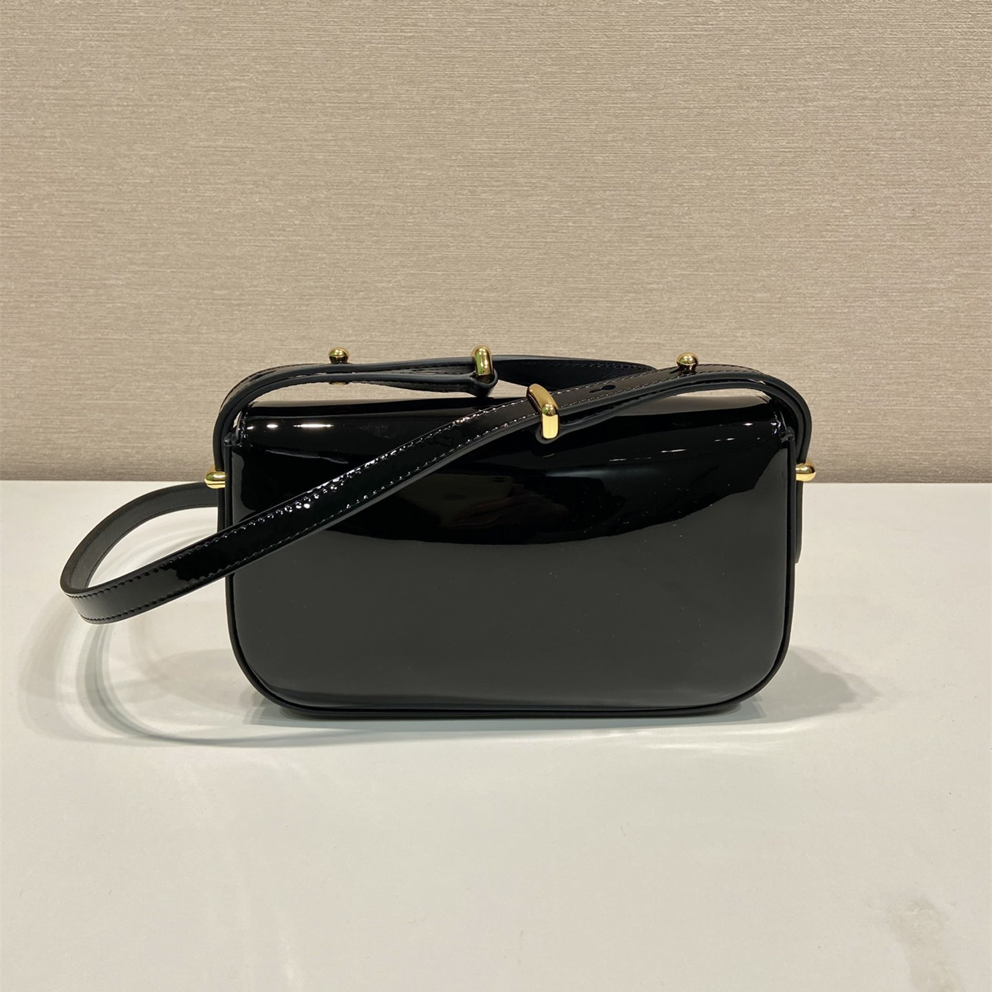 高仿Prada*1BD339徽標漆皮斜挎包黑色純原版本