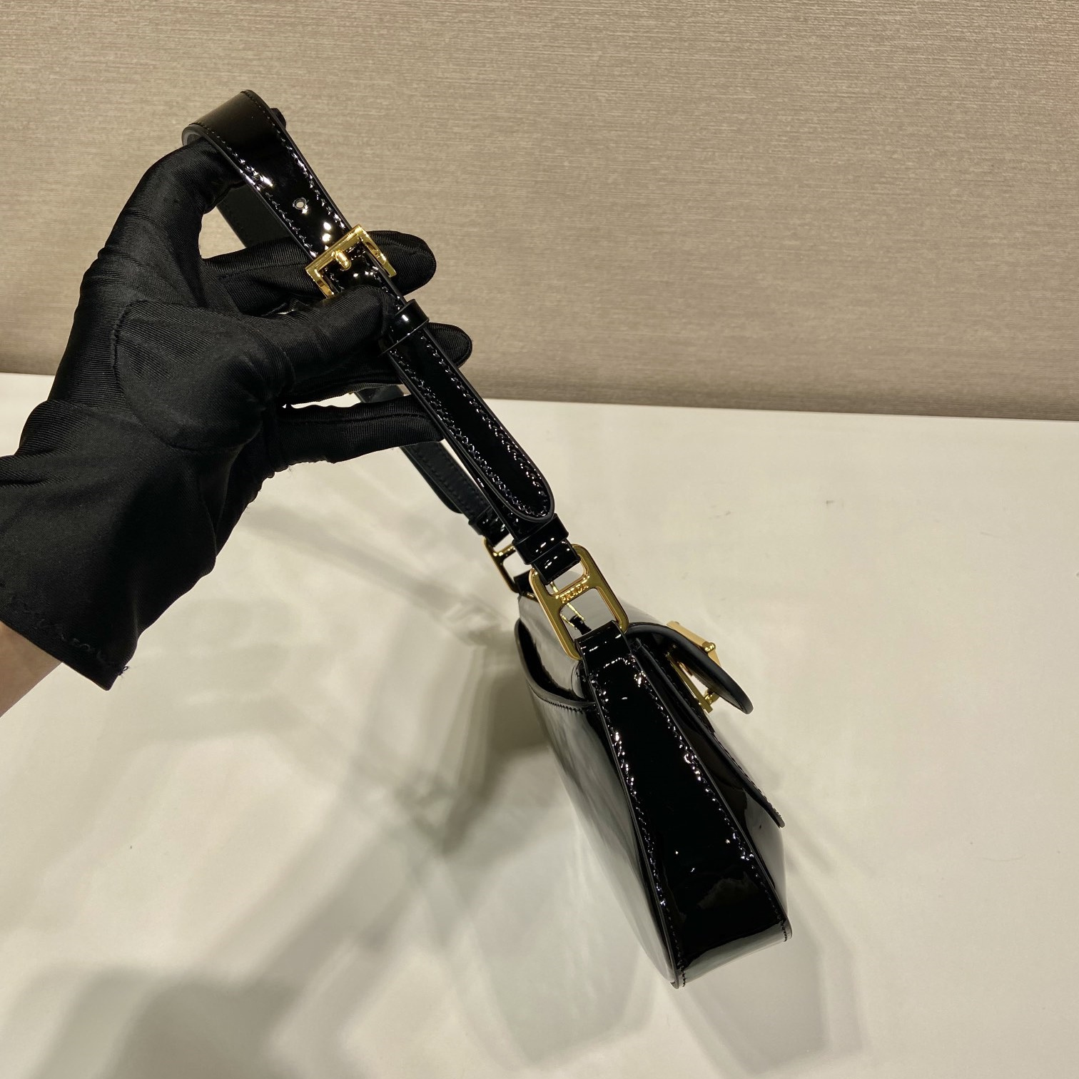 高仿Prada*1BD355徽標漆皮單肩包黑色純原版本