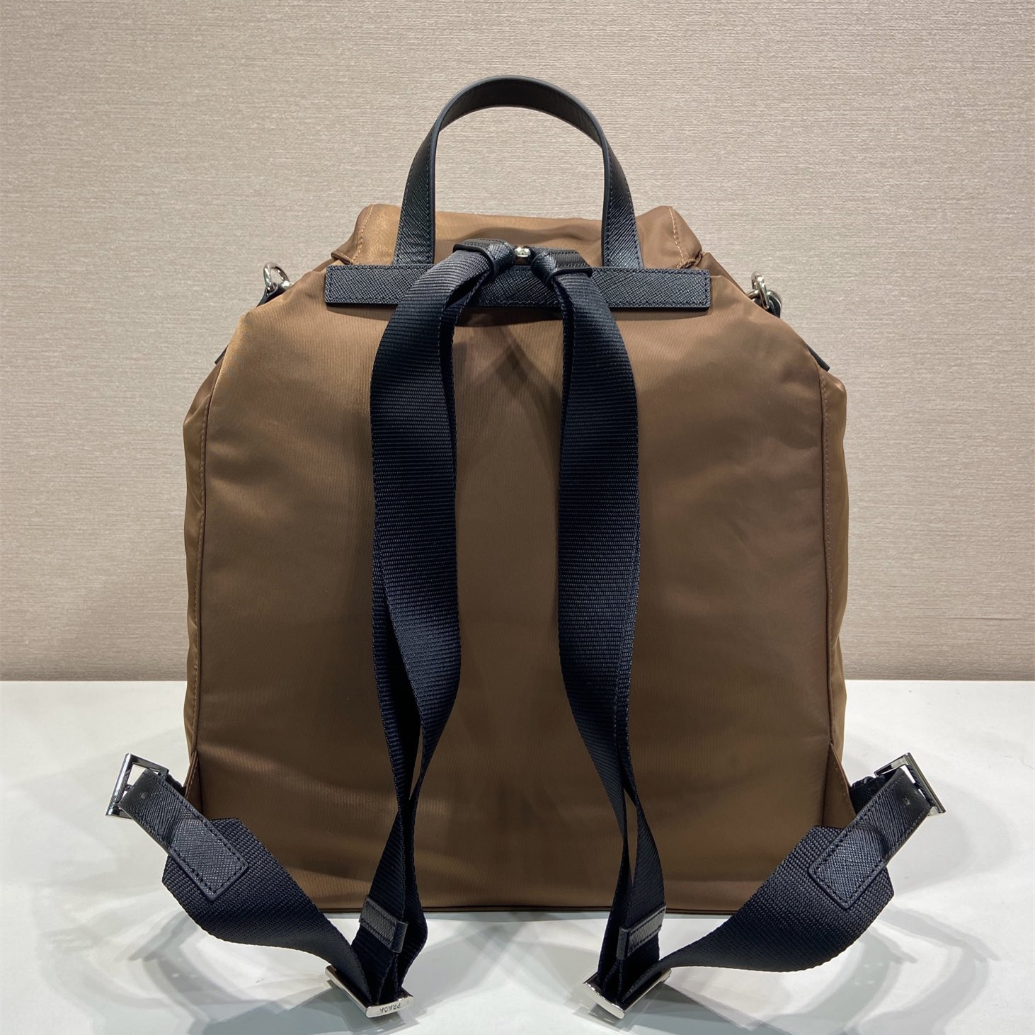 高仿Prada*Re-Nylon系列2VZ110尼龍雙肩背囊男女同款棕色純原版本