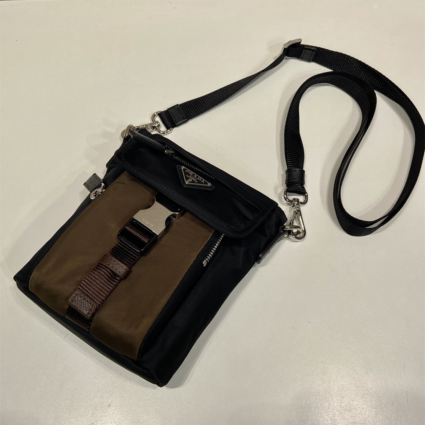 高仿Prada*Re-Nylon系列2ZT086尼龍手機包黑褐色純原版本