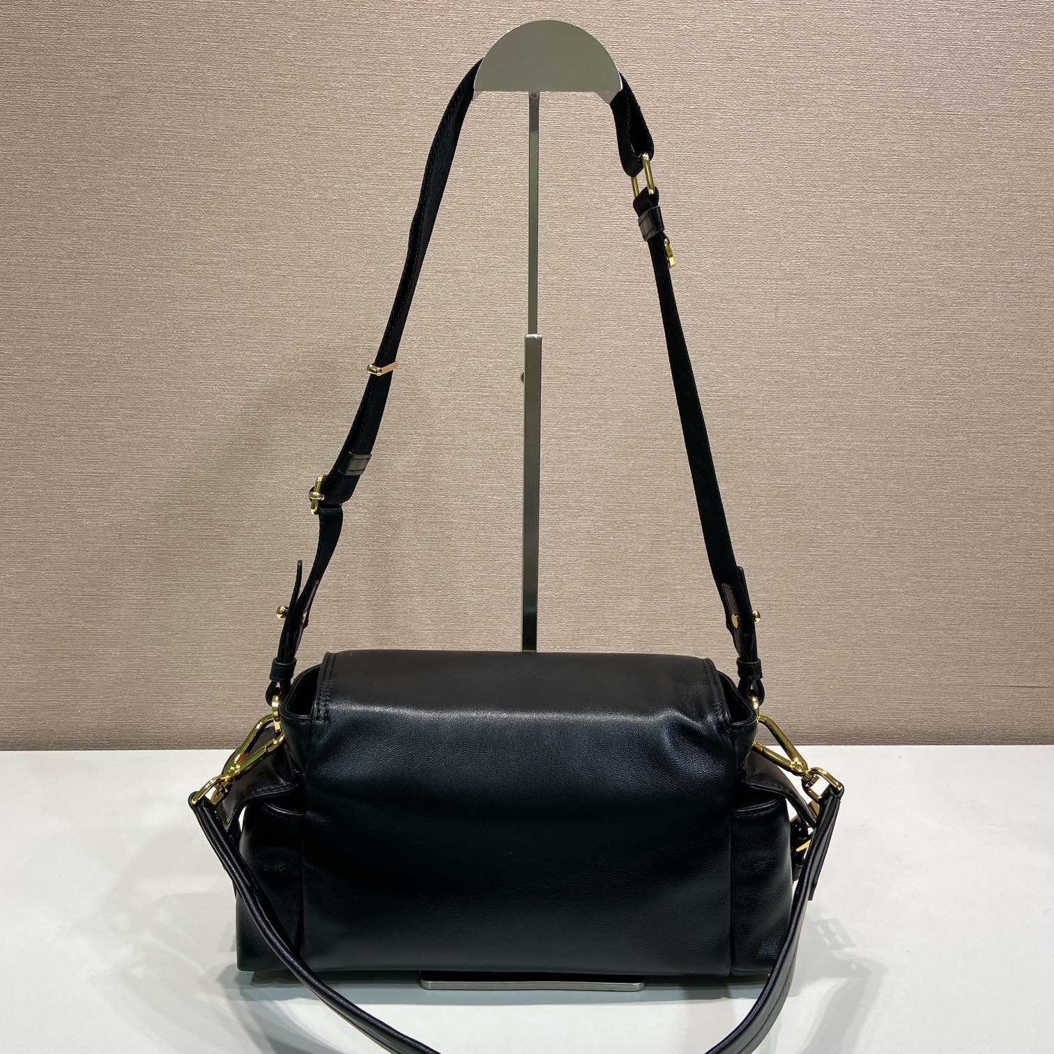 高仿Prada*Explore系列1BD394羊皮單肩包黑色中號純原版本