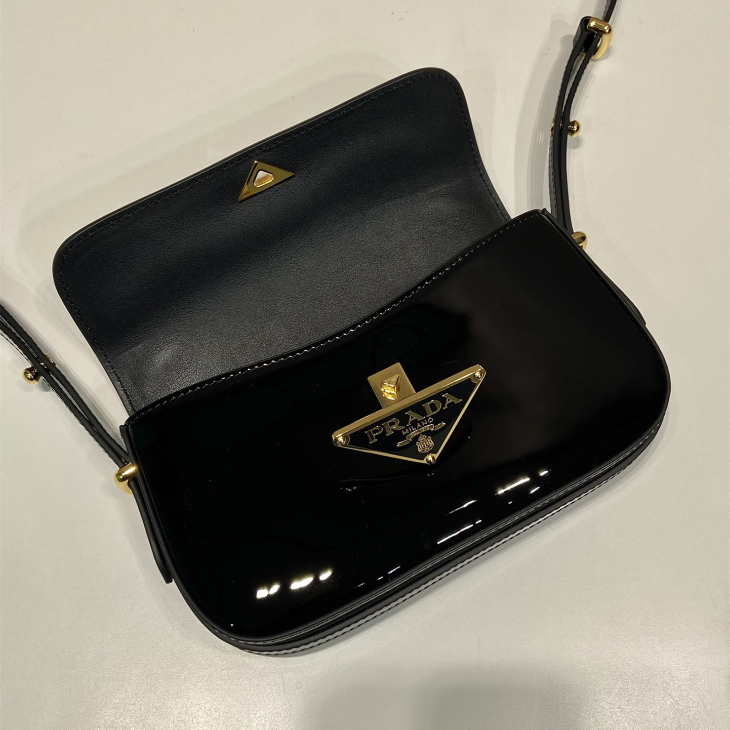 高仿Prada*1BD339徽標漆皮斜挎包黑色純原版本