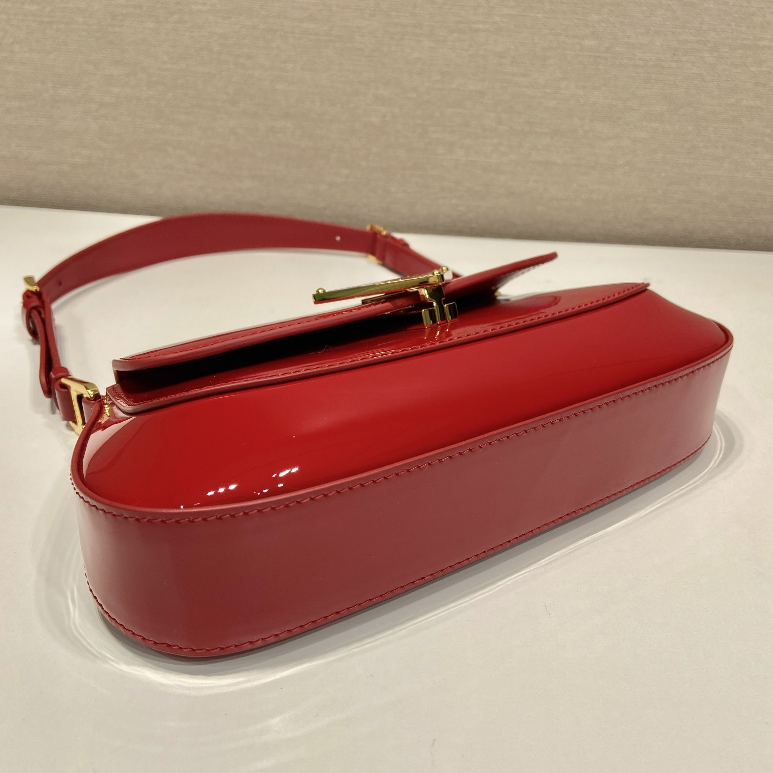 高仿Prada*1BD355徽標漆皮單肩包櫻桃紅純原版本
