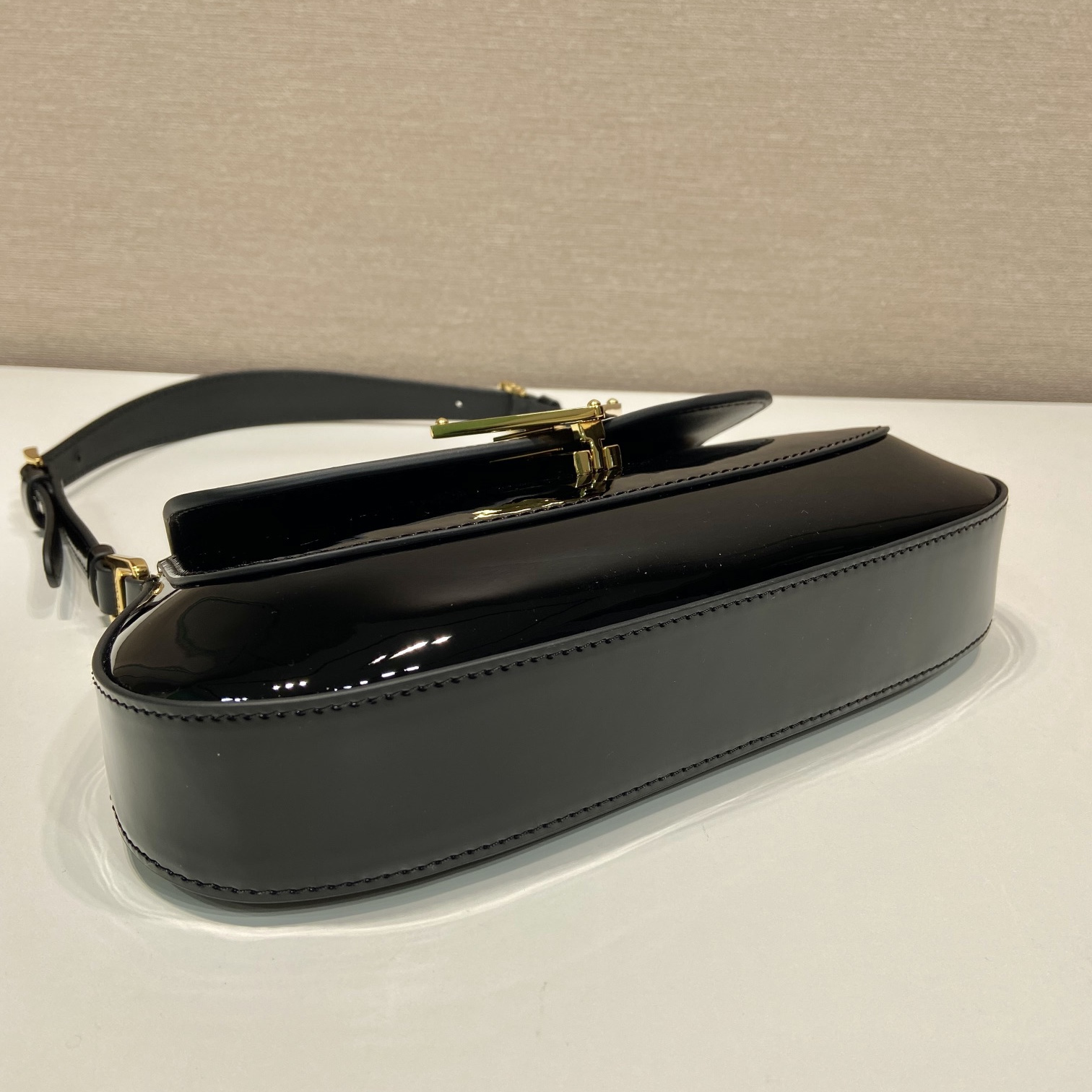 高仿Prada*1BD355徽標漆皮單肩包黑色純原版本