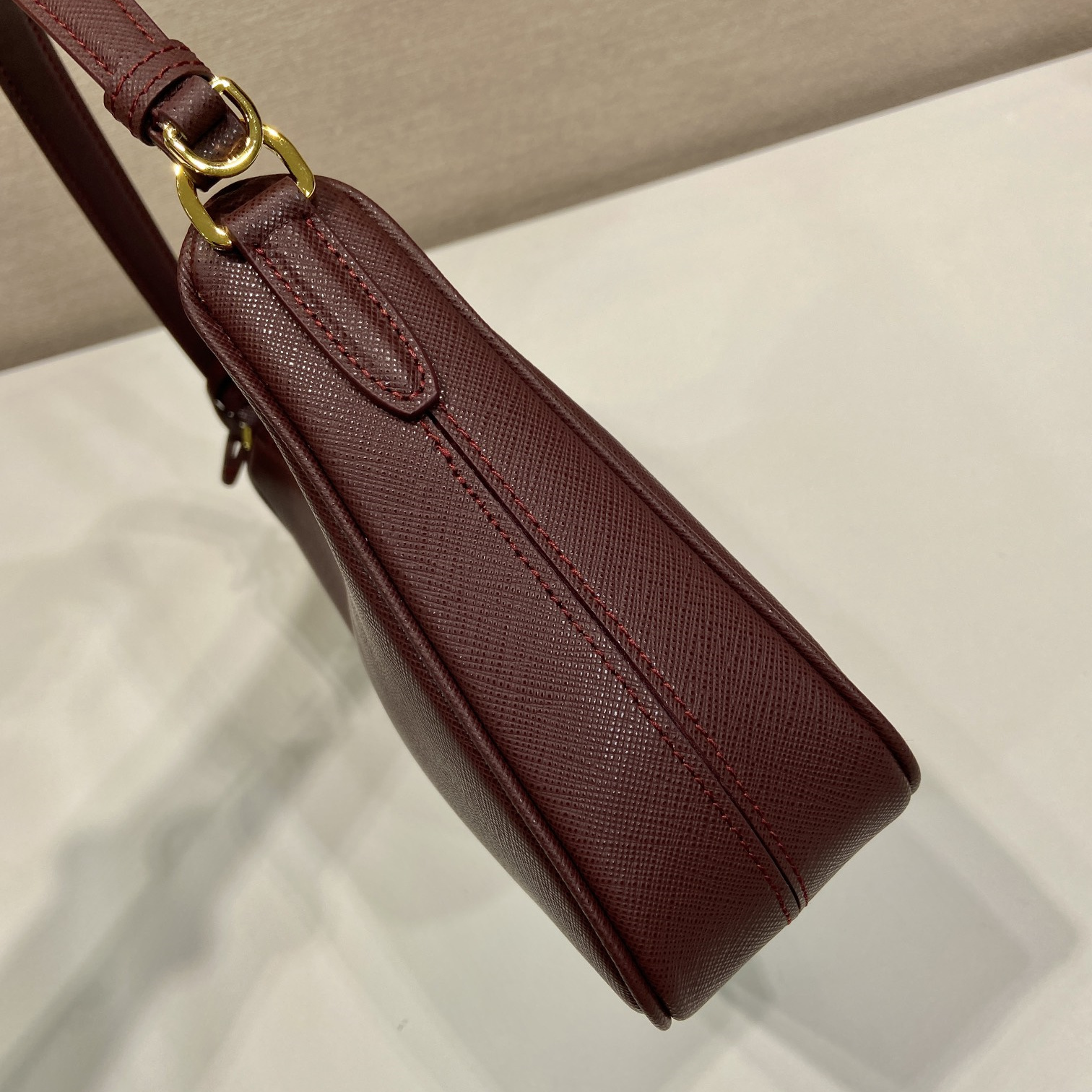 高仿Prada*Re-Edition2005系列1N204W牛皮腋下包酒紅色mini純原版本