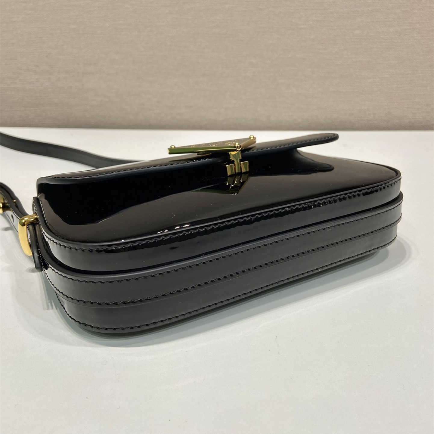 高仿Prada*1BD339徽標漆皮斜挎包黑色純原版本