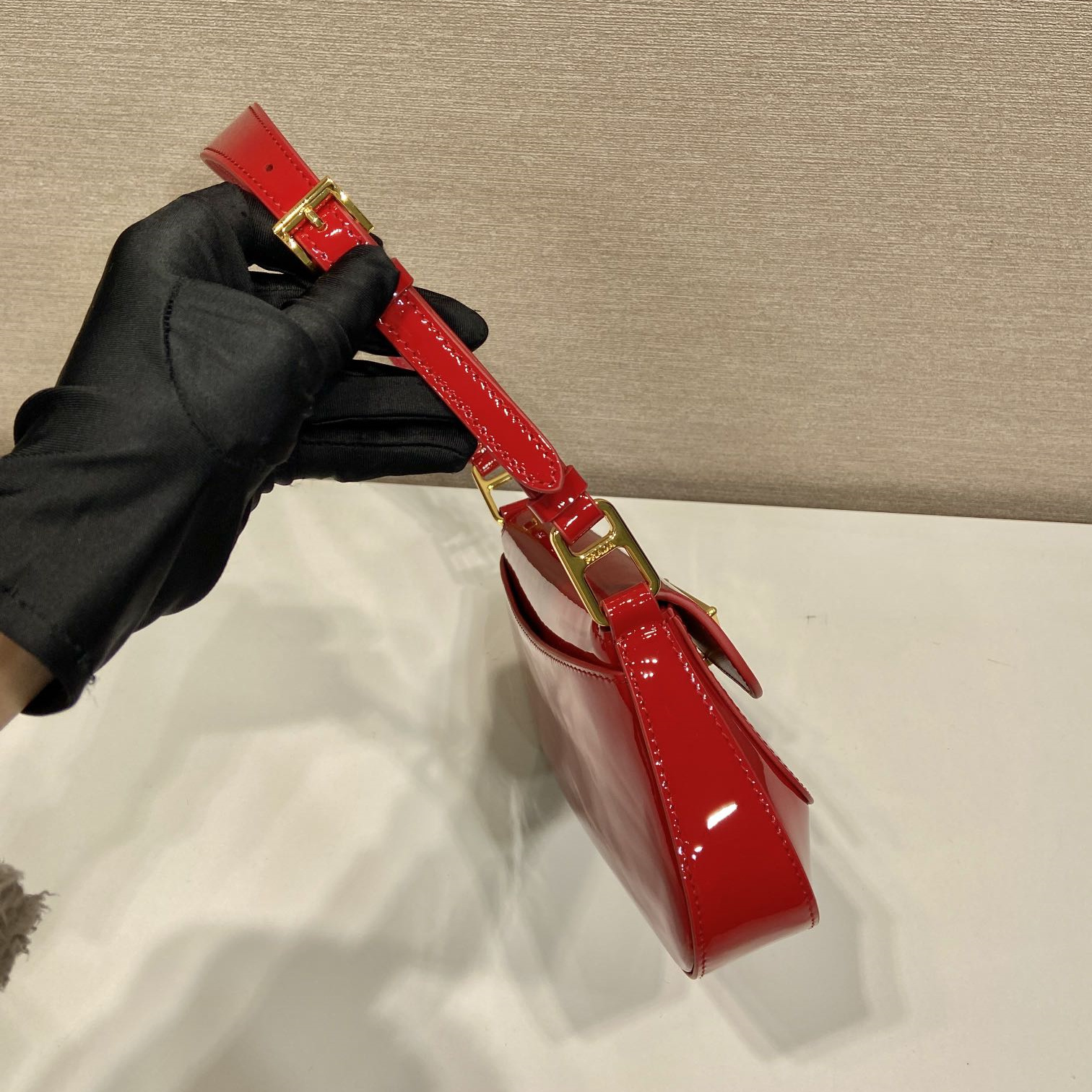 高仿Prada*1BD355徽標漆皮單肩包櫻桃紅純原版本