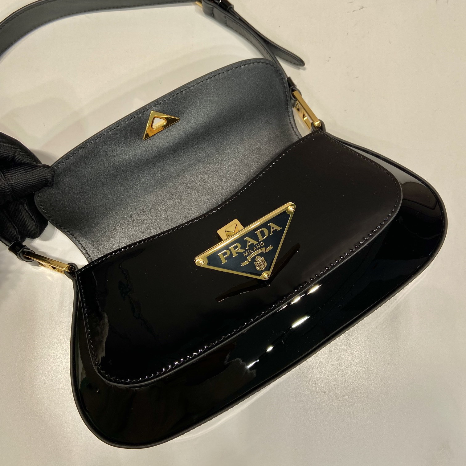 高仿Prada*1BD355徽標漆皮單肩包黑色純原版本