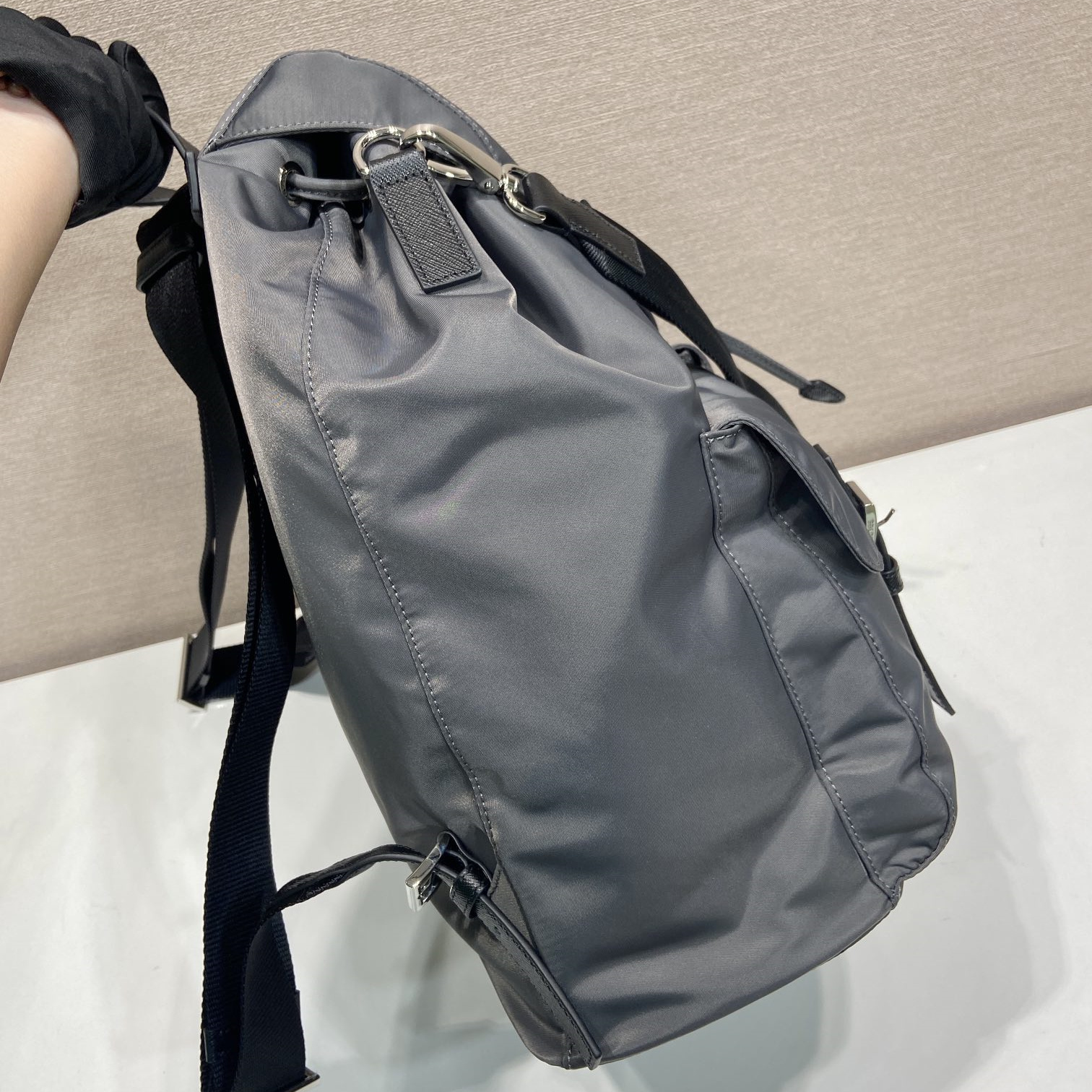 高仿Prada*Re-Nylon系列2VZ110尼龍雙肩背囊男女同款灰色純原版本