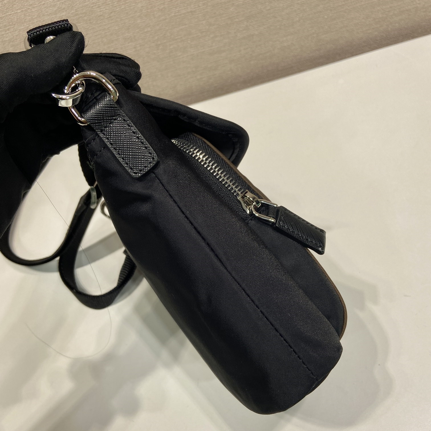 高仿Prada*Re-Nylon系列2ZT086尼龍手機包黑褐色純原版本