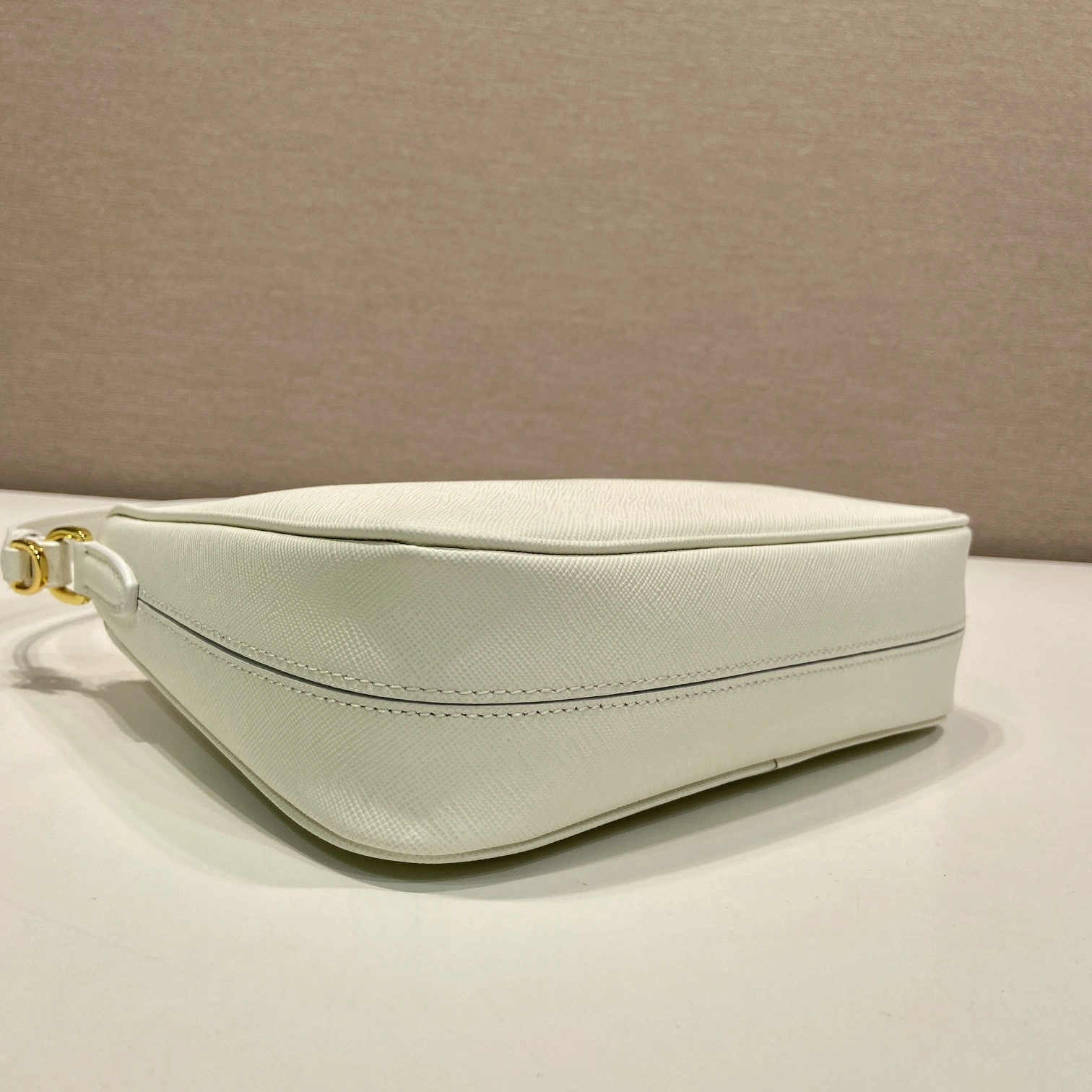 Prada Re-Edition 2005 1N204W：三角標字面與五金細節