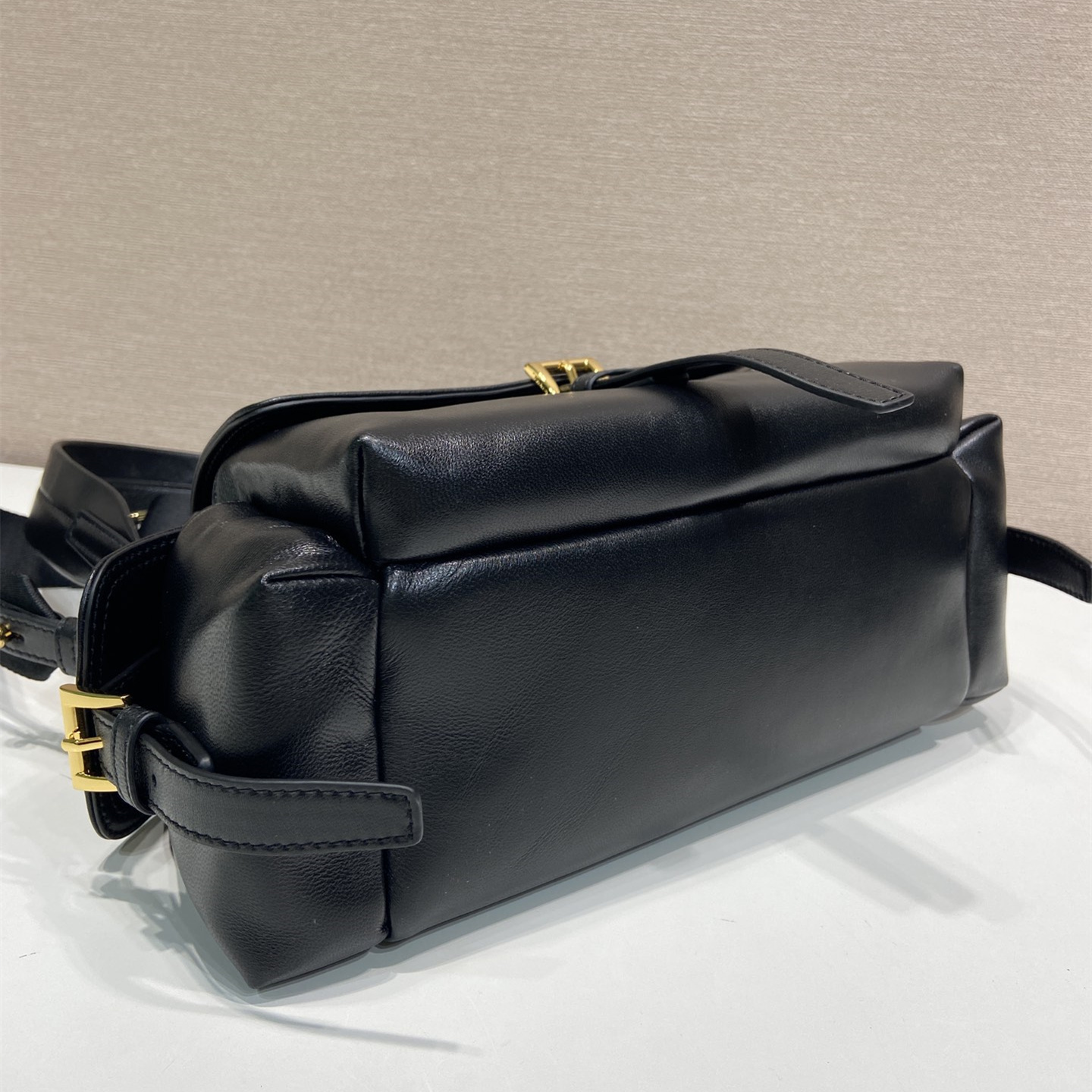 高仿Prada*Explore系列1BD394羊皮單肩包黑色中號純原版本