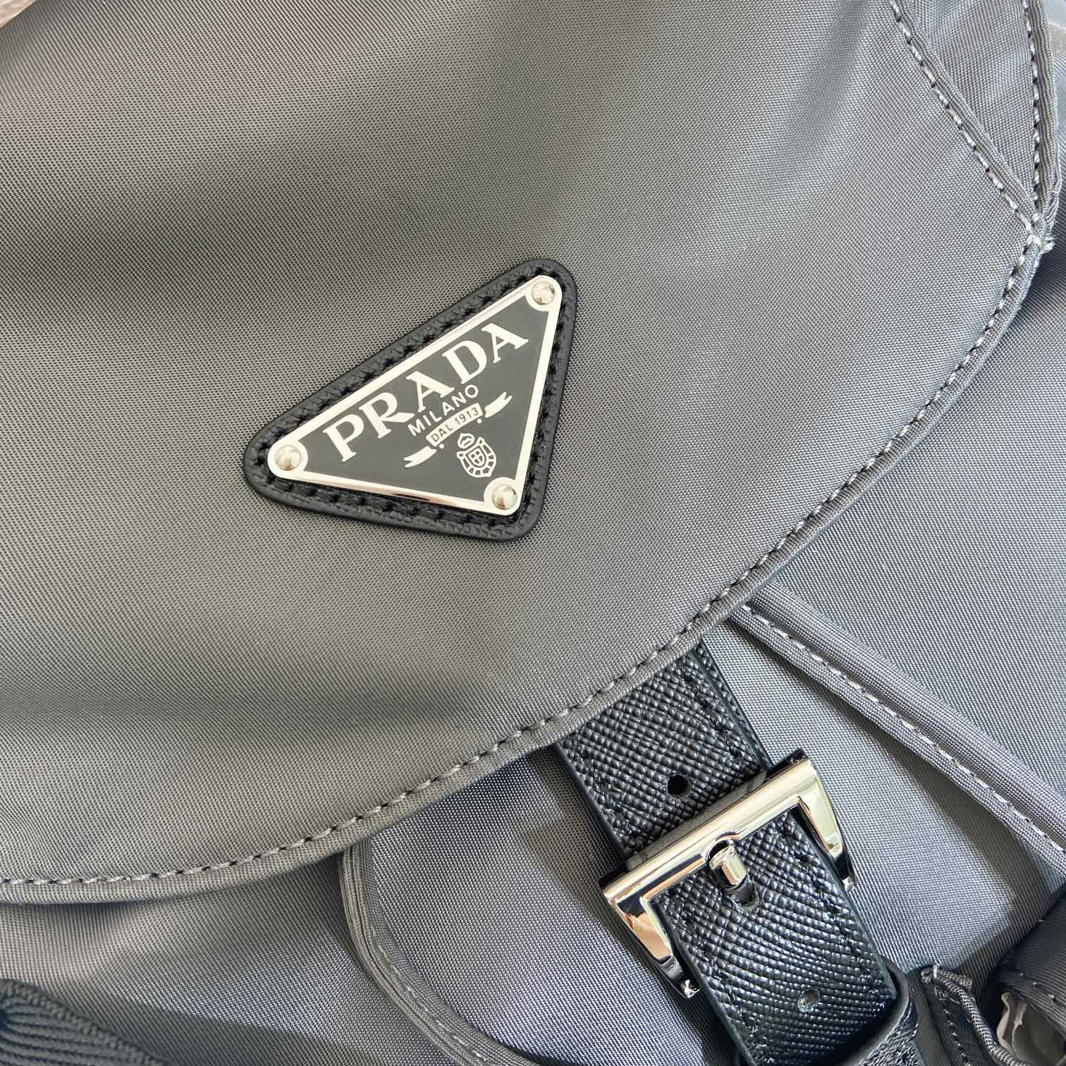高仿Prada*Re-Nylon系列2VZ110尼龍雙肩背囊男女同款灰色純原版本