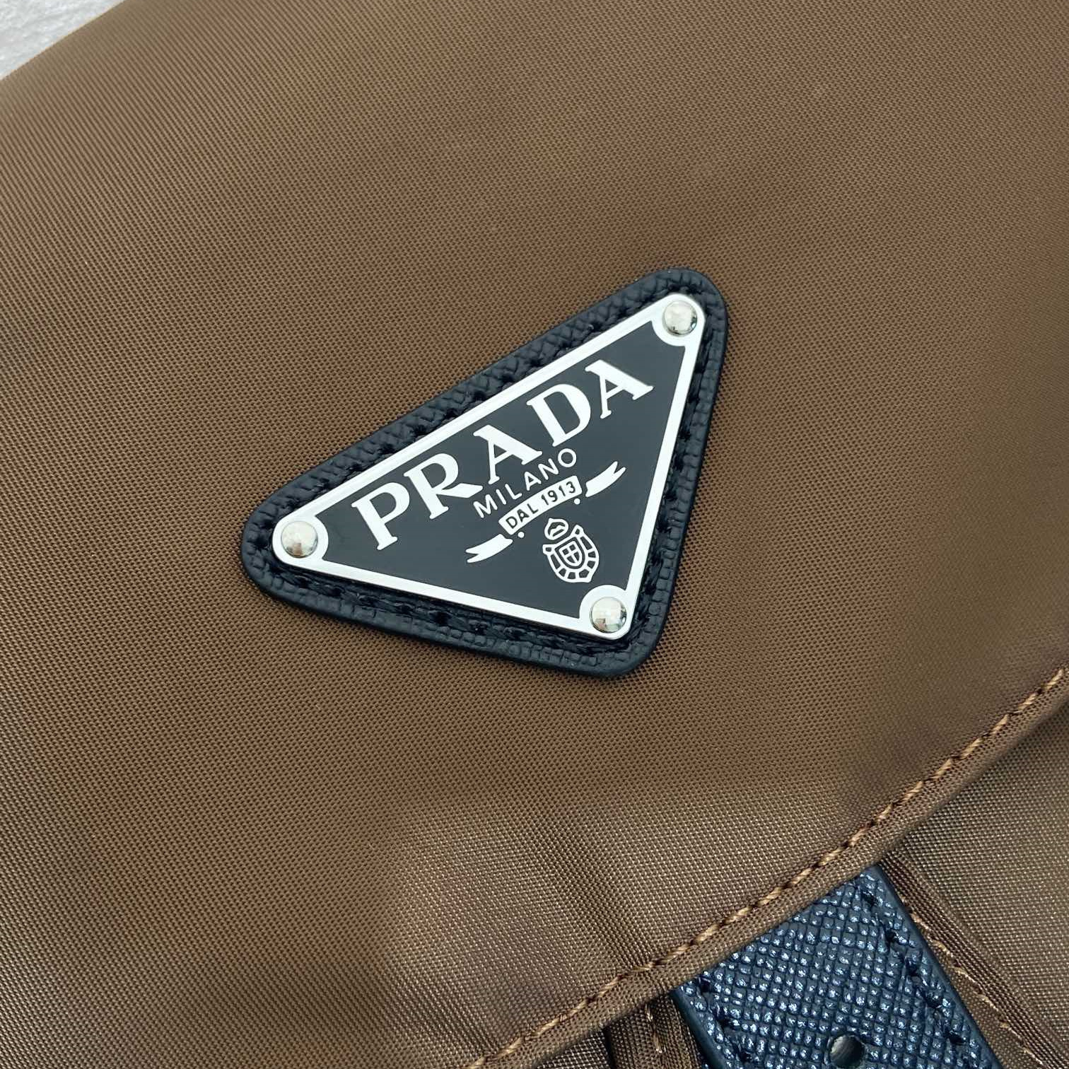 高仿Prada*Re-Nylon系列2VZ110尼龍雙肩背囊男女同款棕色純原版本