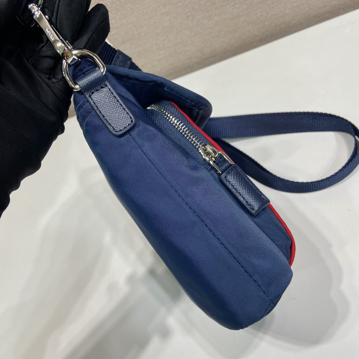 高仿Prada*Re-Nylon系列2ZT086尼龍手機包黑紅色純原版本