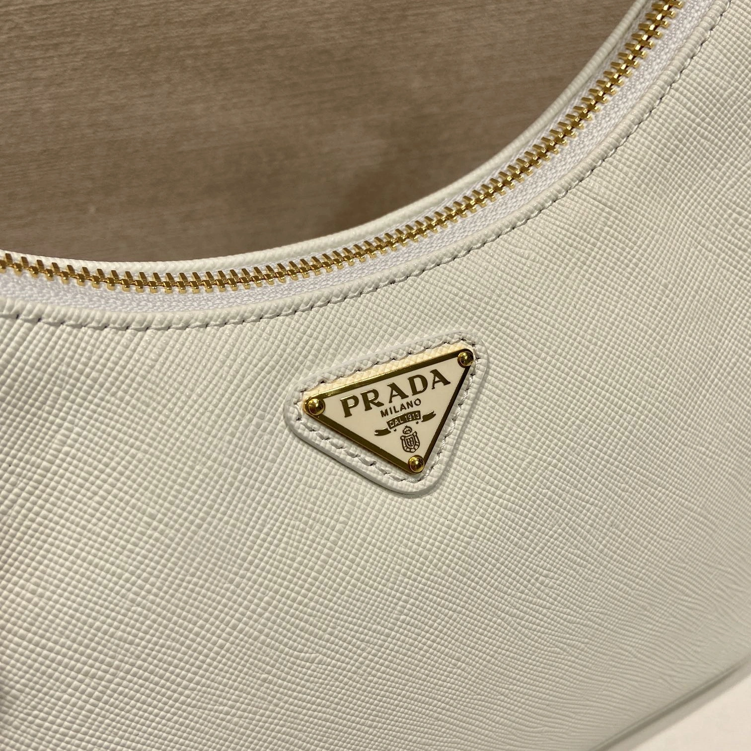 Prada Re-Edition 2005 1N204W：底部與邊油近拍