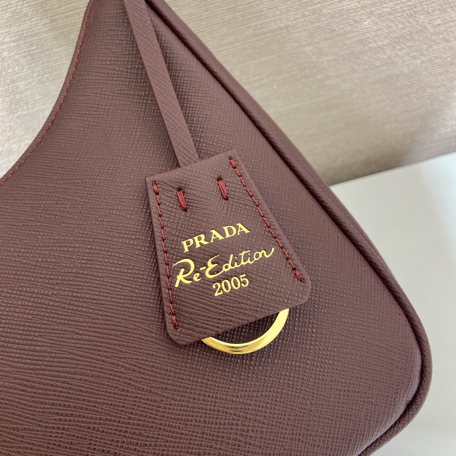 高仿Prada*Re-Edition2005系列1N204W牛皮腋下包酒紅色mini純原版本