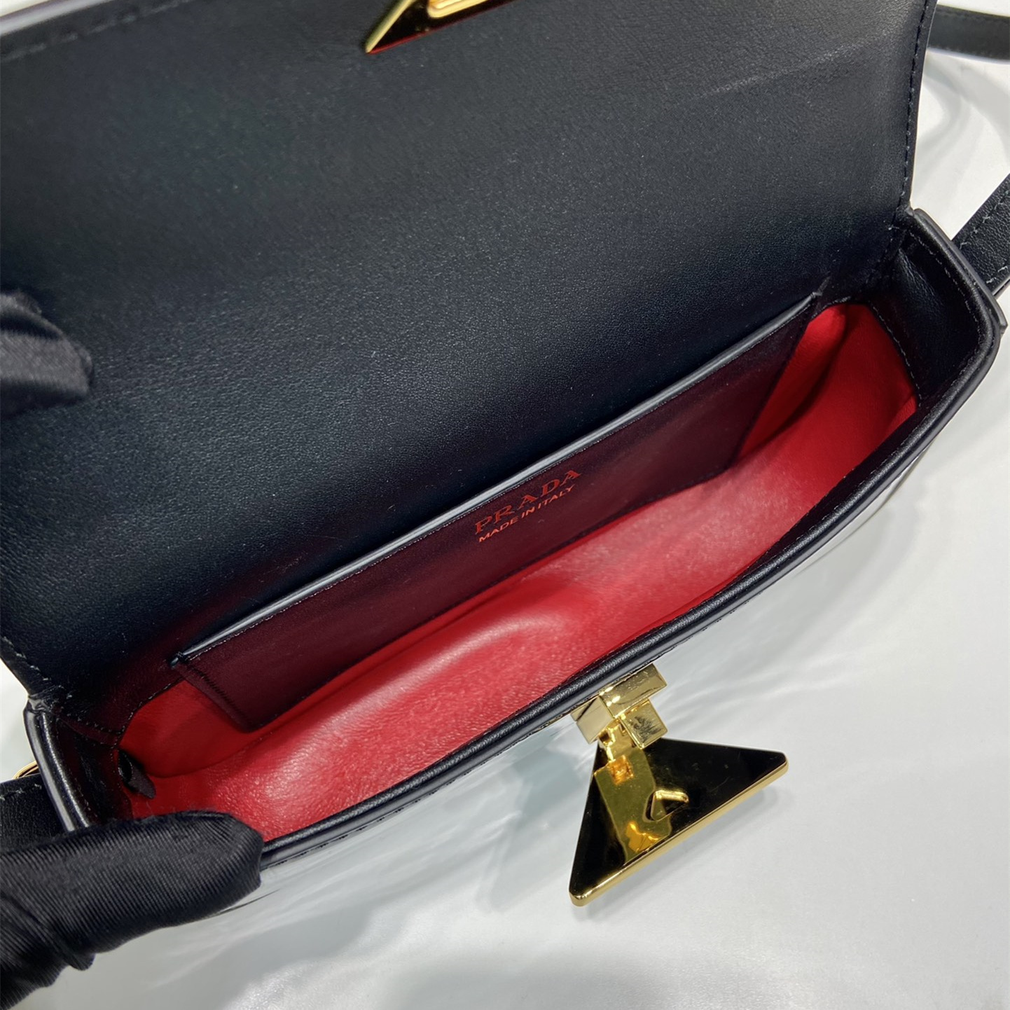 高仿Prada*1BD339徽標漆皮斜挎包黑色純原版本