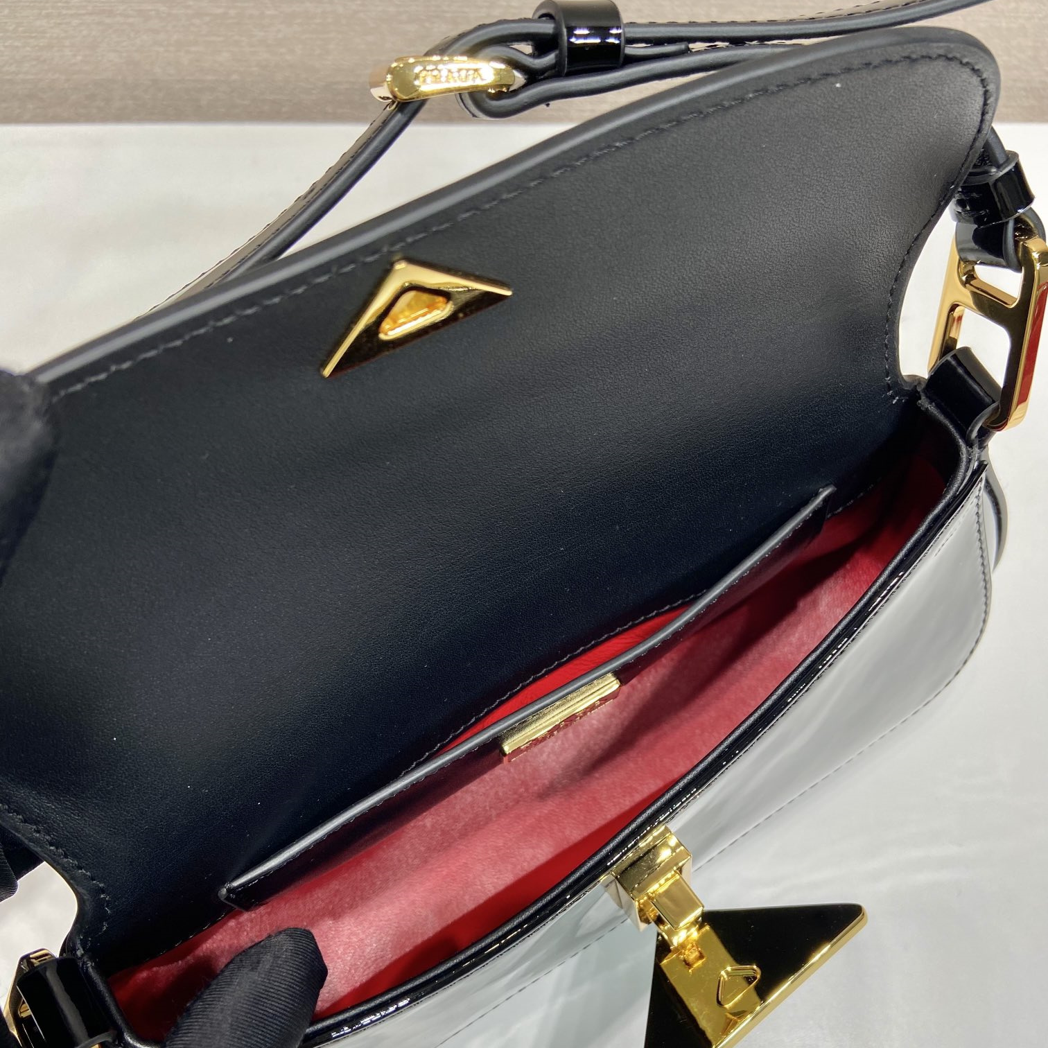 高仿Prada*1BD355徽標漆皮單肩包黑色純原版本