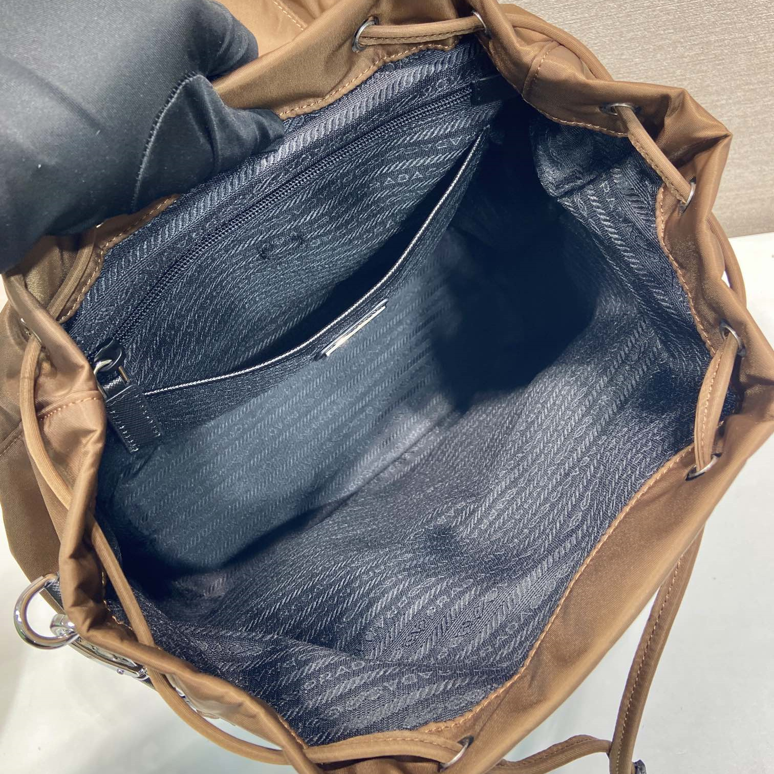 高仿Prada*Re-Nylon系列2VZ110尼龍雙肩背囊男女同款棕色純原版本