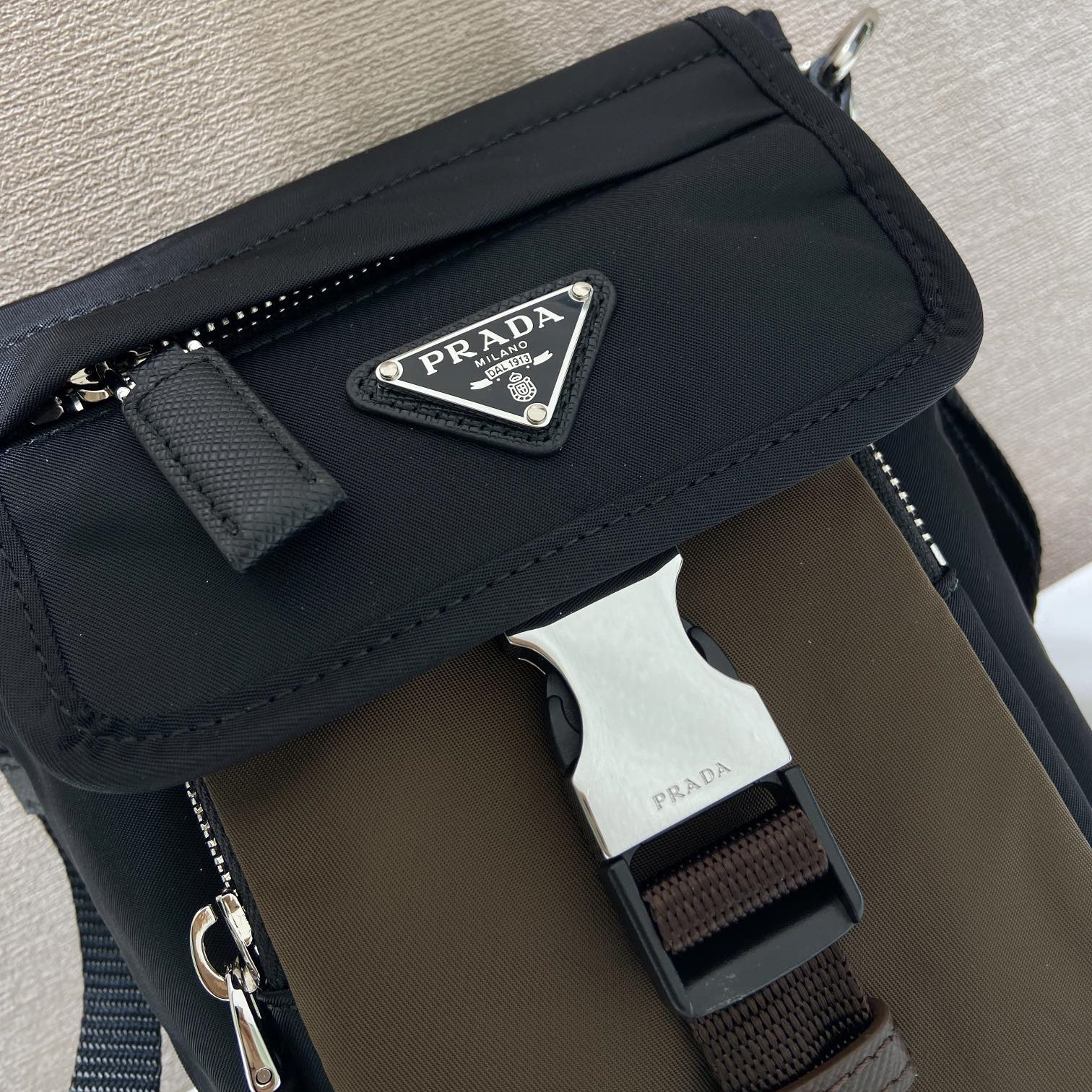 高仿Prada*Re-Nylon系列2ZT086尼龍手機包黑褐色純原版本