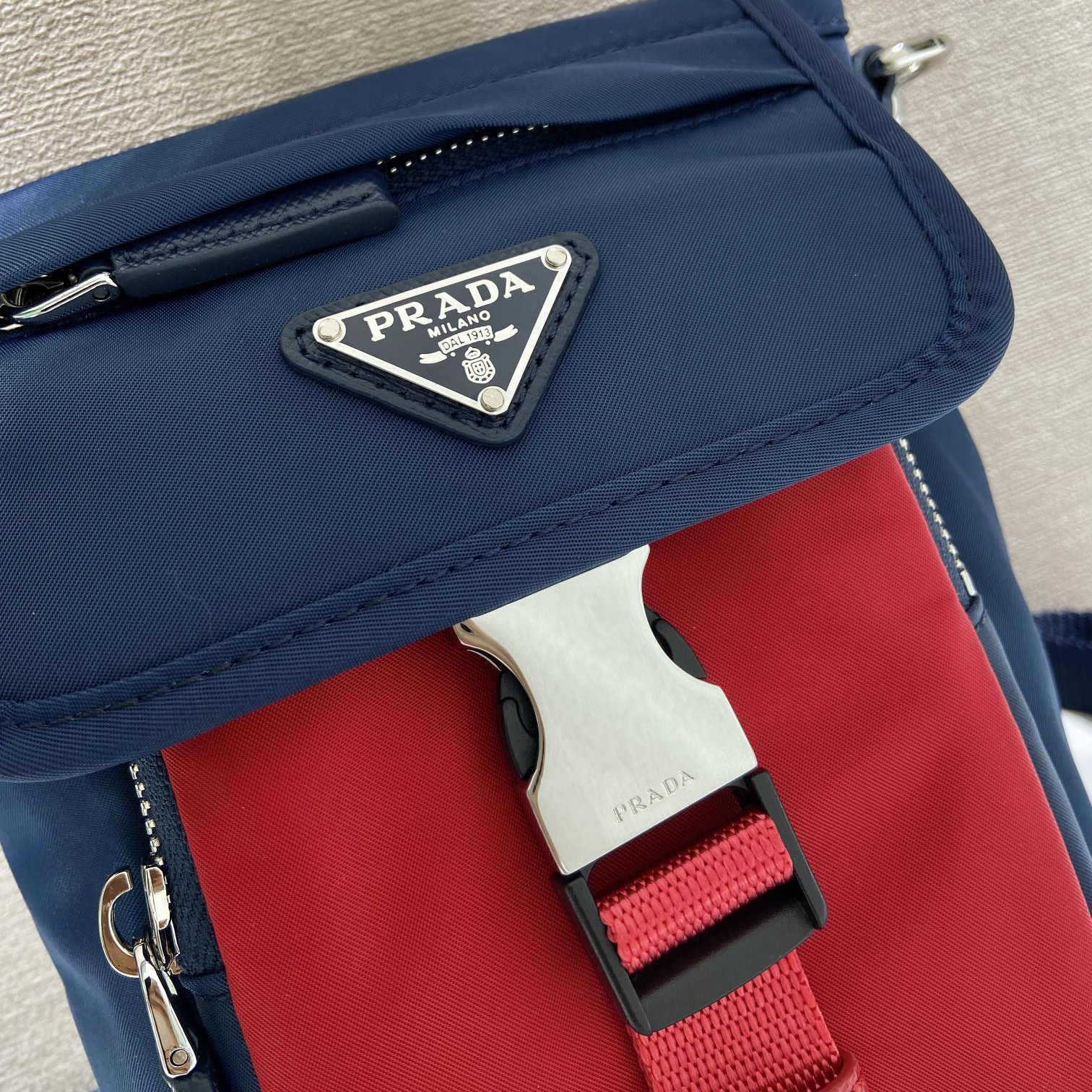 高仿Prada*Re-Nylon系列2ZT086尼龍手機包黑紅色純原版本