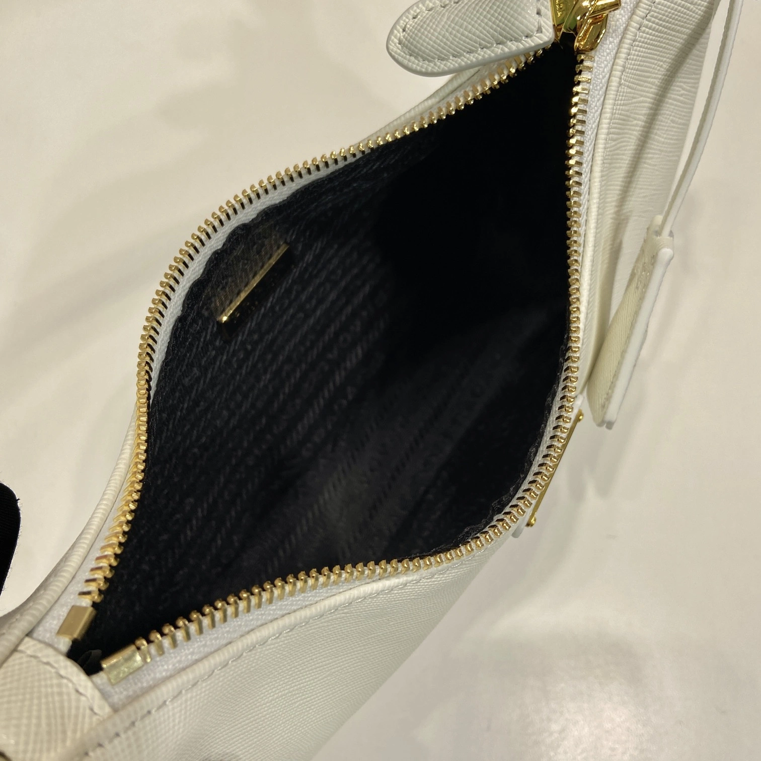 Prada Re-Edition 2005 1N204W：腋下背法與整體比例