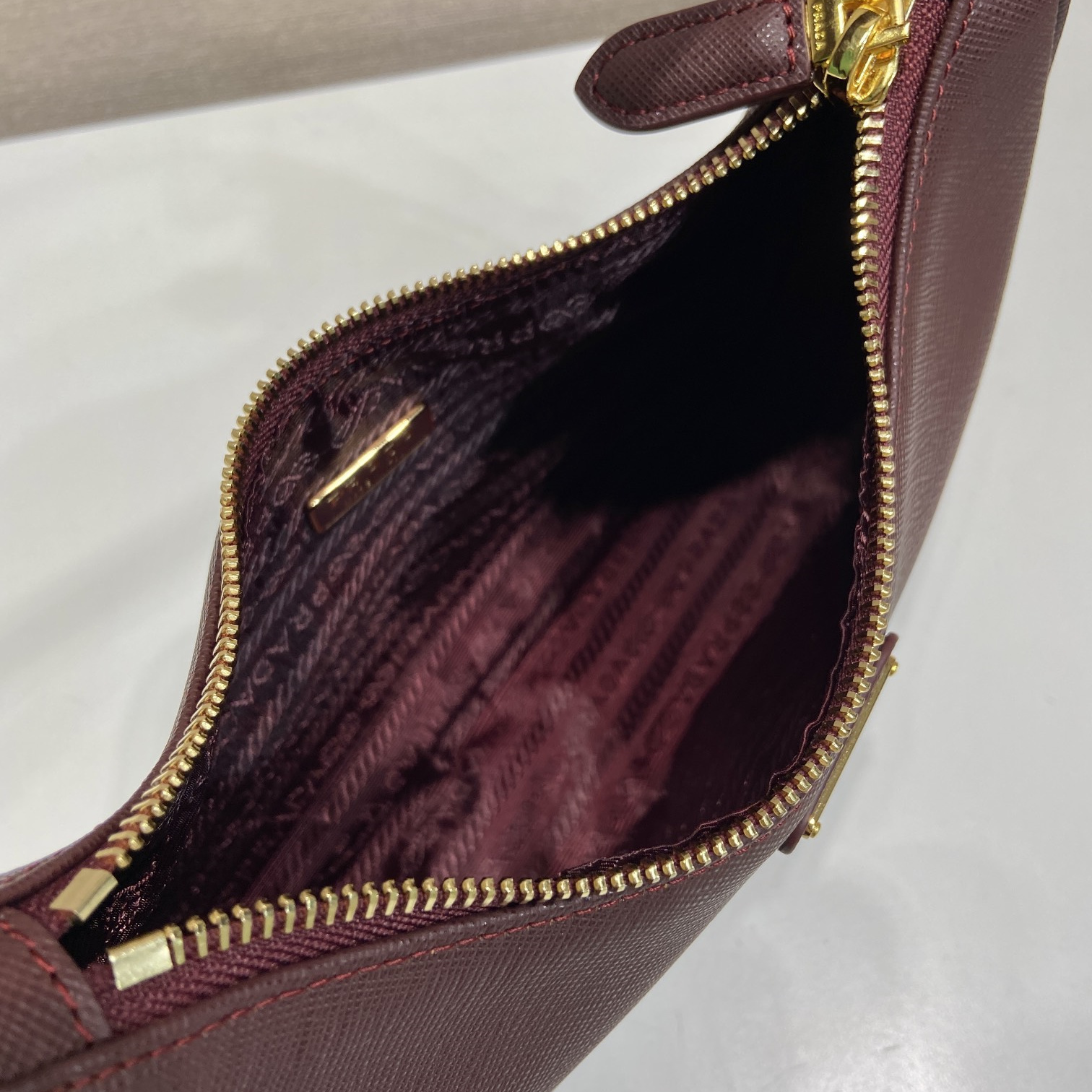 高仿Prada*Re-Edition2005系列1N204W牛皮腋下包酒紅色mini純原版本