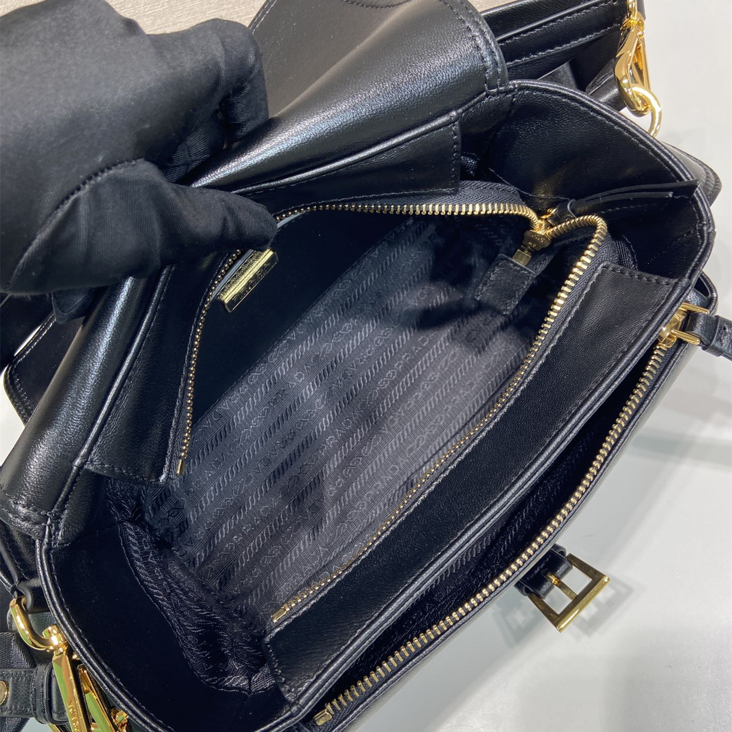 高仿Prada*Explore系列1BD394羊皮單肩包黑色中號純原版本